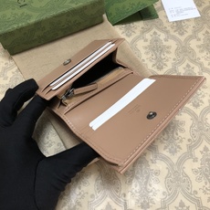 Gucci经典小件配饰继续围绕品牌不断发展的美学理念为自身注入新的活力。作为今年的一款力作,皮具系列以玫 Gucci经典小件配饰继续围绕品牌不断发展的美学理念为自身注入新的活力。作为今年的一款力作,皮具系列以玫