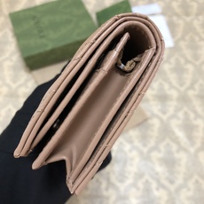 Gucci经典小件配饰继续围绕品牌不断发展的美学理念为自身注入新的活力。作为今年的一款力作,皮具系列以玫 Gucci经典小件配饰继续围绕品牌不断发展的美学理念为自身注入新的活力。作为今年的一款力作,皮具系列以玫
