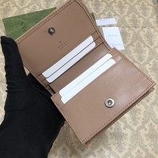 Gucci经典小件配饰继续围绕品牌不断发展的美学理念为自身注入新的活力。作为今年的一款力作,皮具系列以玫 Gucci经典小件配饰继续围绕品牌不断发展的美学理念为自身注入新的活力。作为今年的一款力作,皮具系列以玫