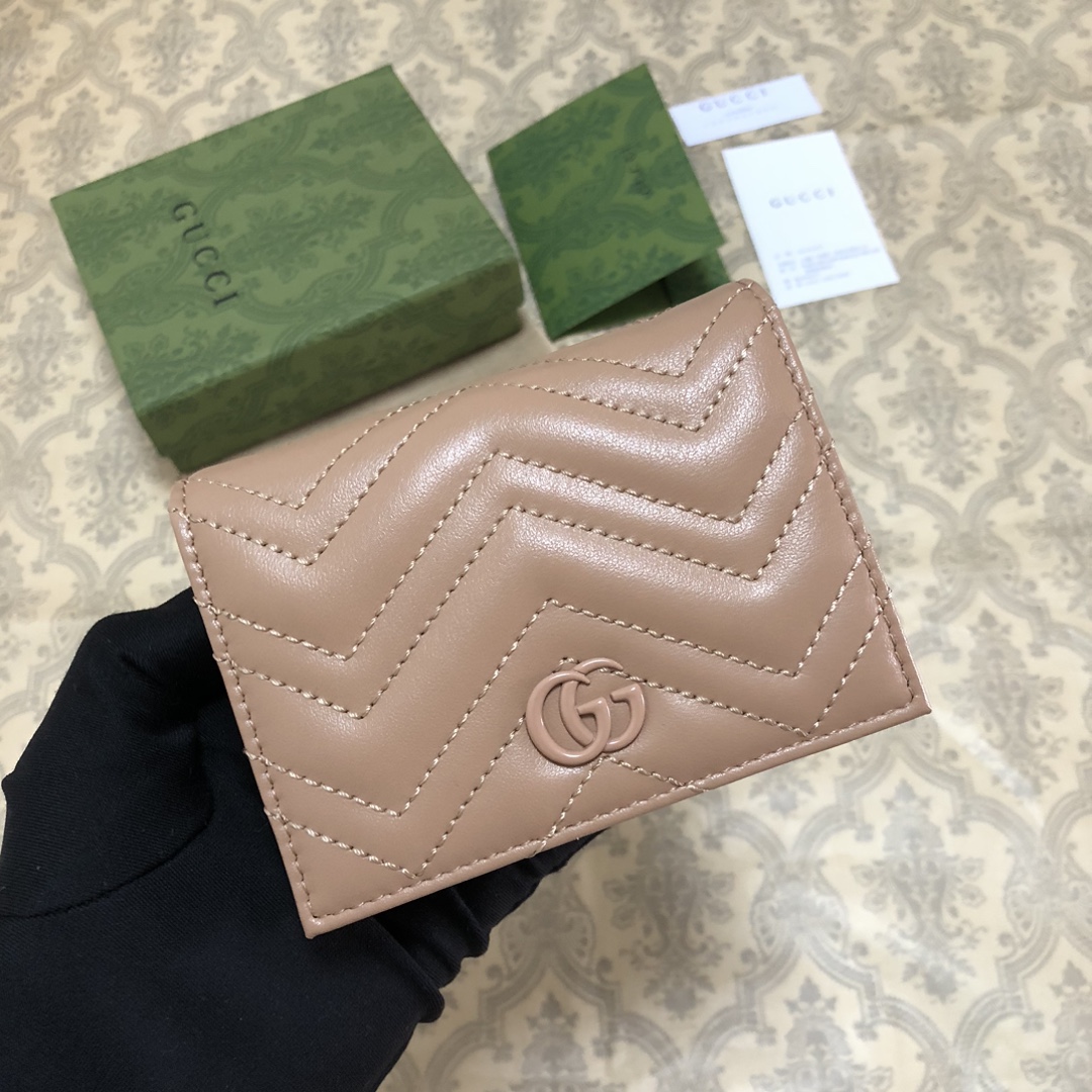 Gucci经典小件配饰继续围绕品牌不断发展的美学理念为自身注入新的活力。作为今年的一款力作，皮具系列以玫