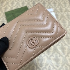 Gucci经典小件配饰继续围绕品牌不断发展的美学理念为自身注入新的活力。作为今年的一款力作,皮具系列以玫 Gucci经典小件配饰继续围绕品牌不断发展的美学理念为自身注入新的活力。作为今年的一款力作,皮具系列以玫