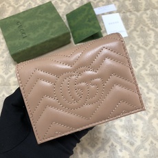 Gucci经典小件配饰继续围绕品牌不断发展的美学理念为自身注入新的活力。作为今年的一款力作,皮具系列以玫 Gucci经典小件配饰继续围绕品牌不断发展的美学理念为自身注入新的活力。作为今年的一款力作,皮具系列以玫