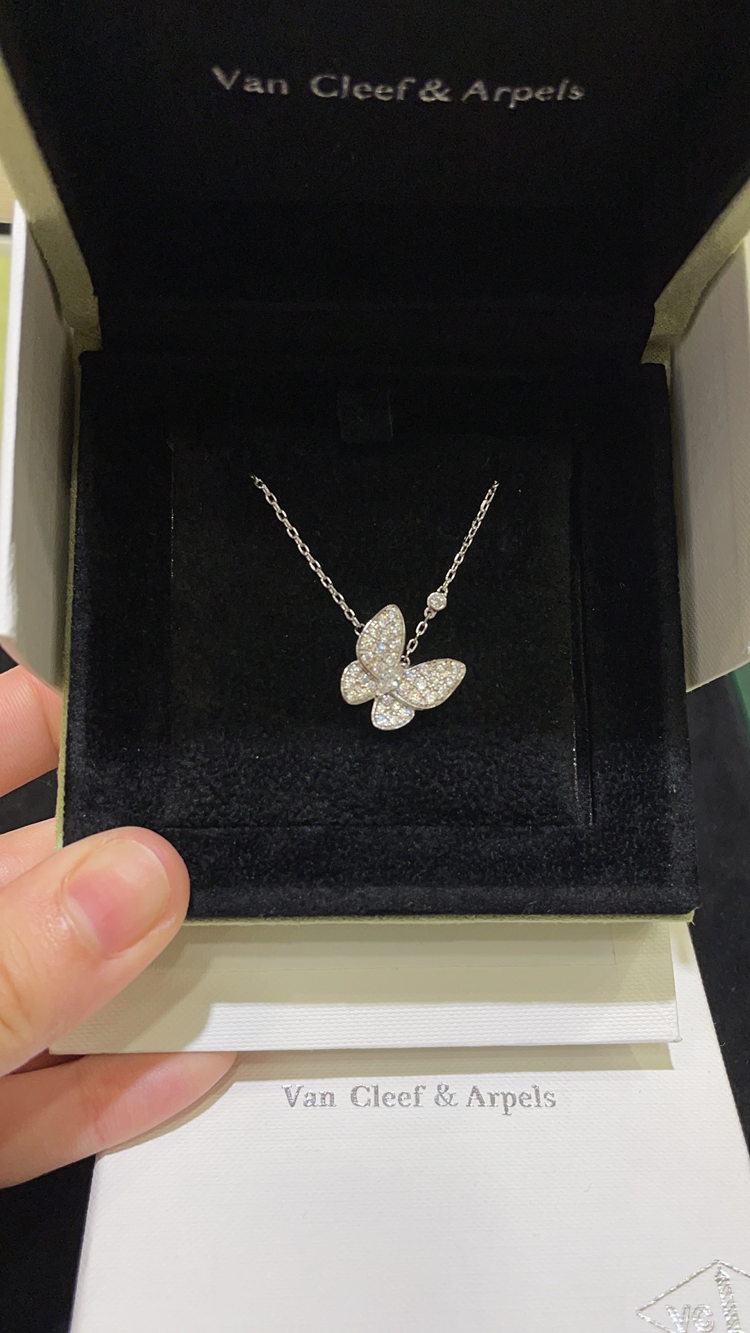 NO:634872,88260, high-end jewelry series & butterfly necklace full of diamonds. The fairy-like butterfly falls on the collarbone and shines charmingly. Classic and versatile. Standard for white, rich and beautiful ladies. Exclusive jewelry craftsmanship version. Full and shiny. z Real gold and diamonds more than 12w. Customized silver material, necklace, Cartier high-end jewelry1986090988260,高级珠宝系列  &  满钻蝴蝶项链 仙气飘飘的蝴蝶 落到锁骨上闪耀迷人 经典百搭 白富美名媛气质标配 独家珠宝工艺精工版本 饱满闪亮 z真金真钻12w多 定制款银材质,,necklace,卡迪亚高端饰品,Jewelry