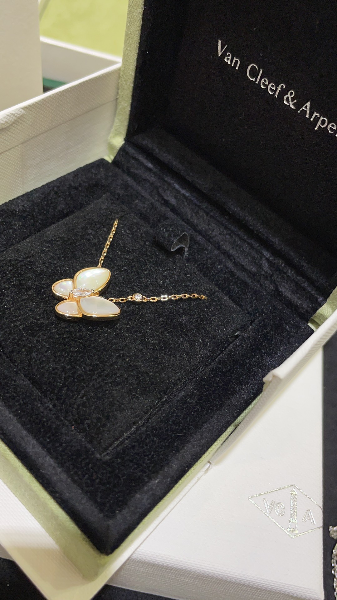 NO:634875,88260, high-end jewelry series & white mother-of-pearl butterfly necklace. Gentle and gentle white mother-of-pearl with classic butterfly shape. Super bonus point on the upper body~ Stunning beauty at a glance. White, rich and beautiful lady's temperament. Versatile all year round. Exclusive jewelry craftsmanship version. Full and shiny. z Real gold and diamonds more than 12w. Customized silver material, necklace, Cartier high-end jewelry1986090988260,高级珠宝系列  &  白母贝蝴蝶项链 温温柔柔的白母贝搭配经典蝴蝶造型 上身超级加分～ 一眼惊艳的美貌 白富美名媛气质标配 一年四季百搭 独家珠宝工艺精工版本 饱满闪亮 z真金真钻12w多 定制款银材质,,necklace,卡迪亚高端饰品,Jewelry