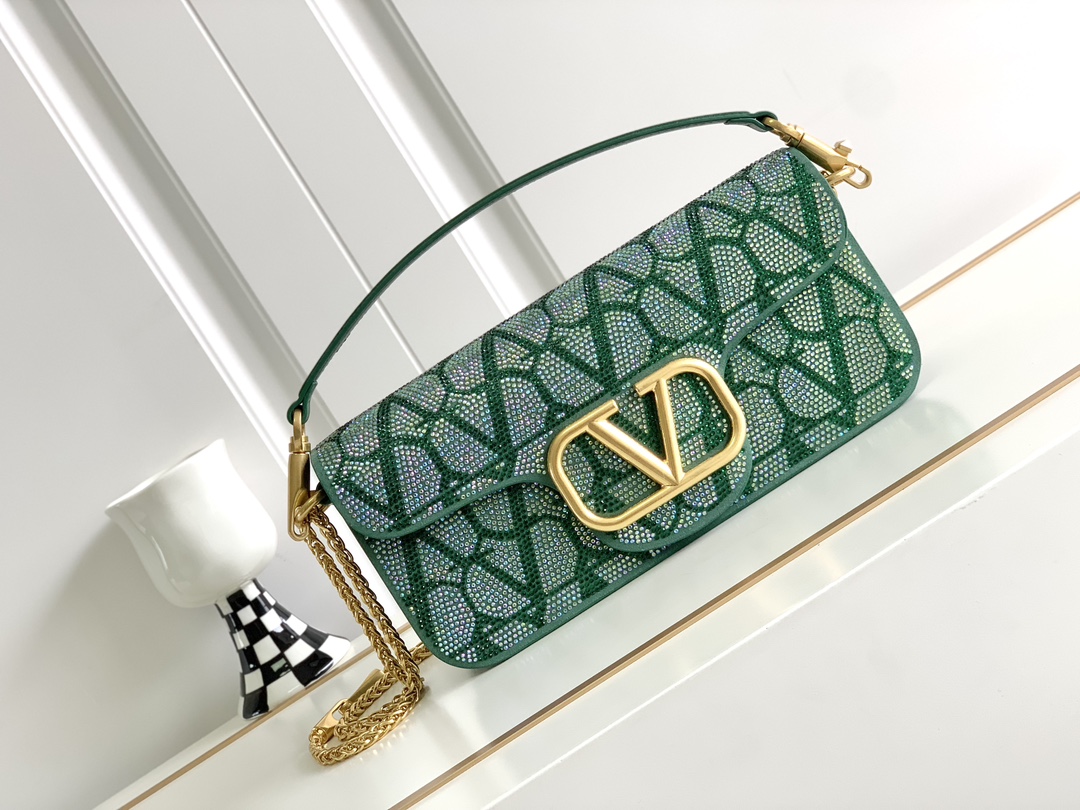 上新啦🆕🆕Valentino新款现货首发💗Valentino Garavani V标志 烫钻手袋，金属V