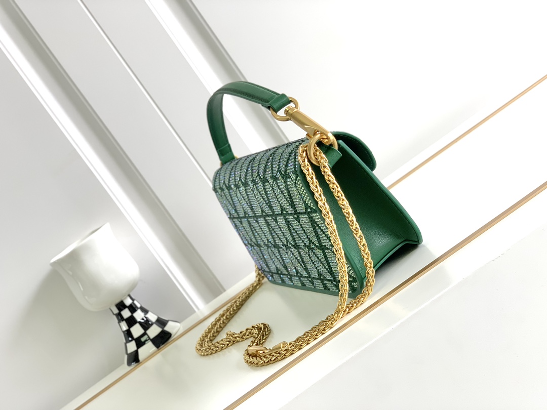 上新啦🆕🆕Valentino新款现货首发💗Valentino Garavani V标志 烫钻手袋，金属V