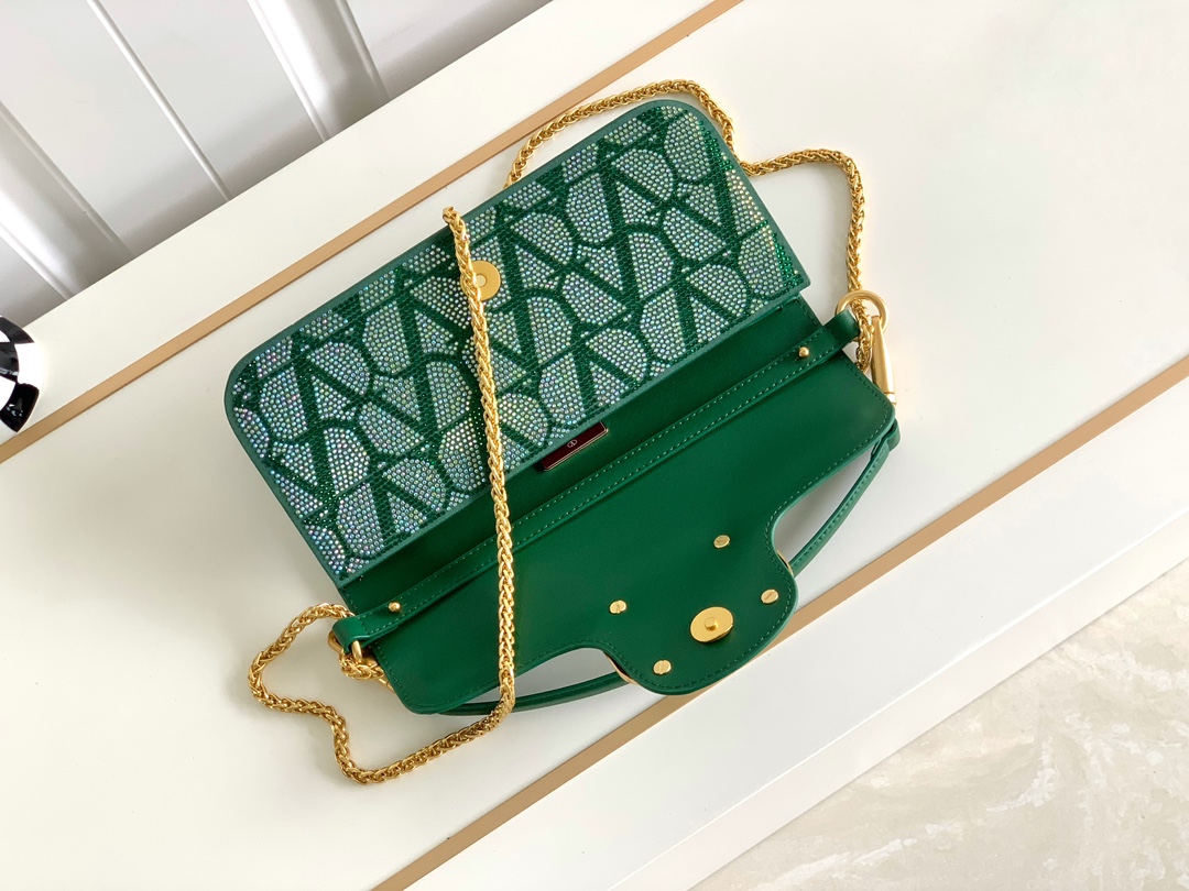 上新啦🆕🆕Valentino新款现货首发💗Valentino Garavani V标志 烫钻手袋，金属V