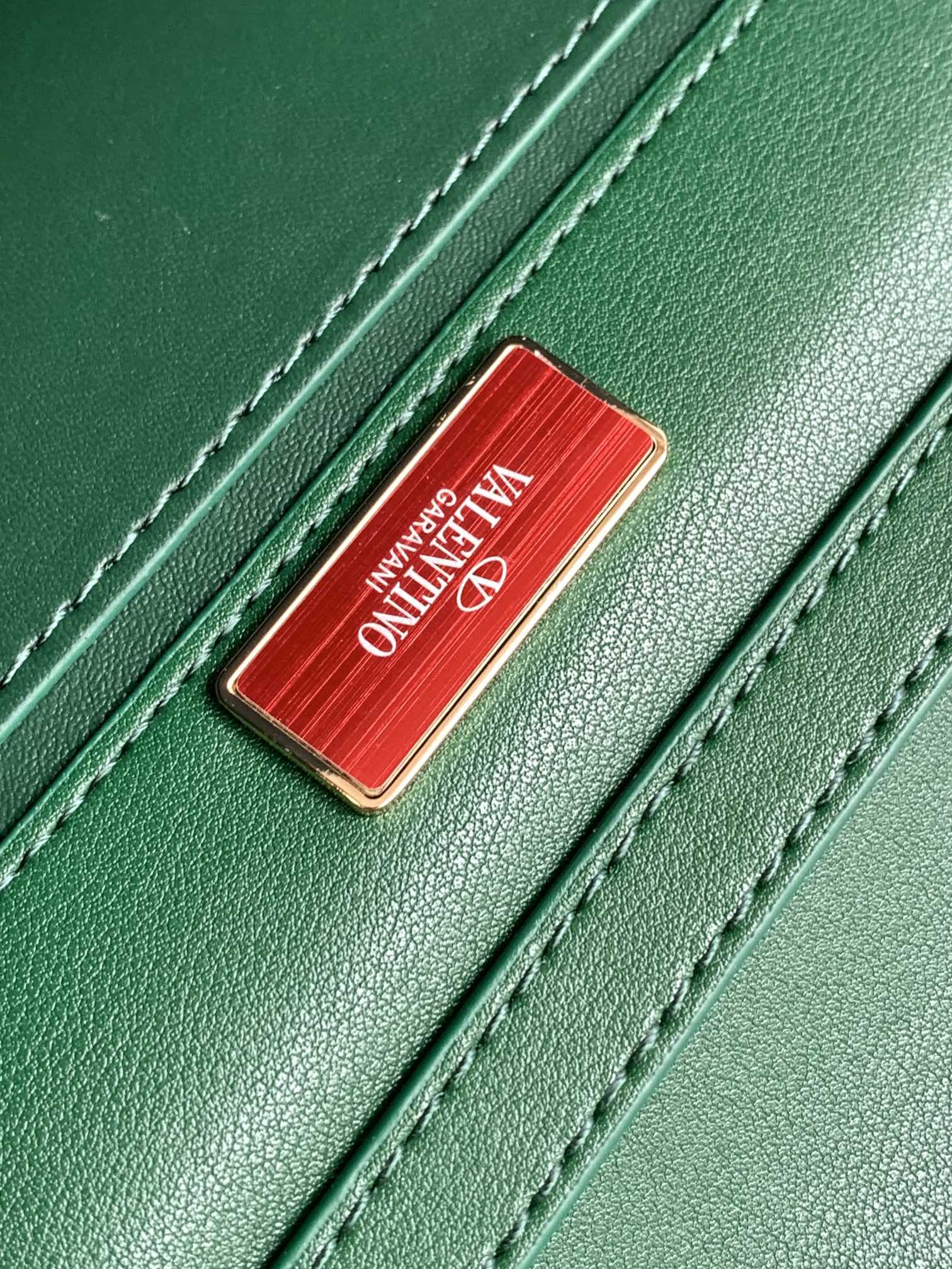 上新啦🆕🆕Valentino新款现货首发💗Valentino Garavani V标志 烫钻手袋，金属V