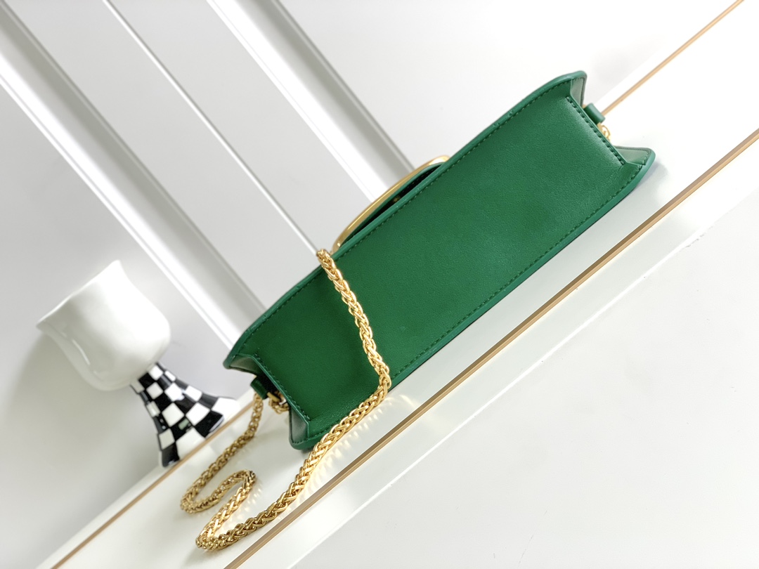 上新啦🆕🆕Valentino新款现货首发💗Valentino Garavani V标志 烫钻手袋，金属V