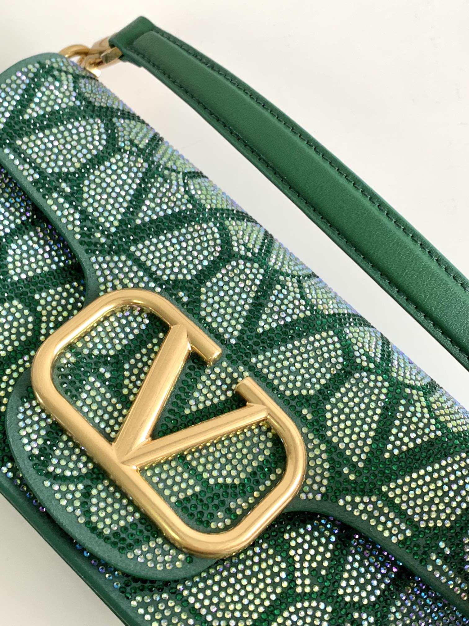 上新啦🆕🆕Valentino新款现货首发💗Valentino Garavani V标志 烫钻手袋，金属V