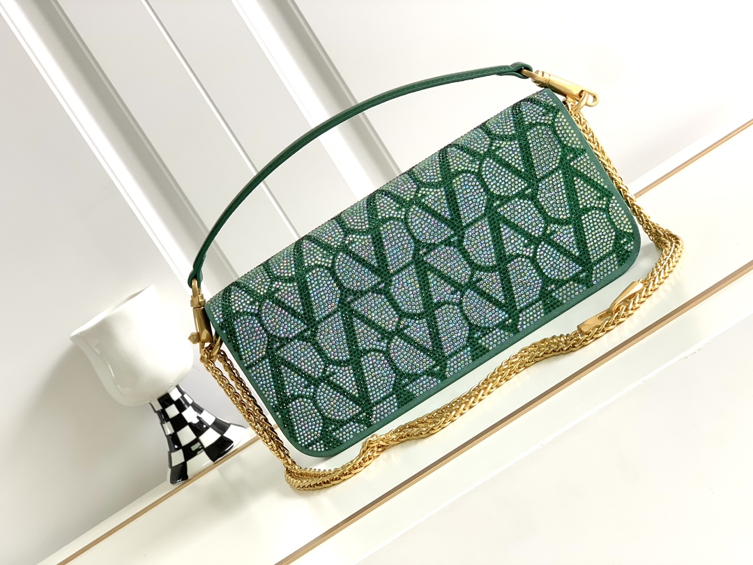 上新啦🆕🆕Valentino新款现货首发💗Valentino Garavani V标志 烫钻手袋，金属V