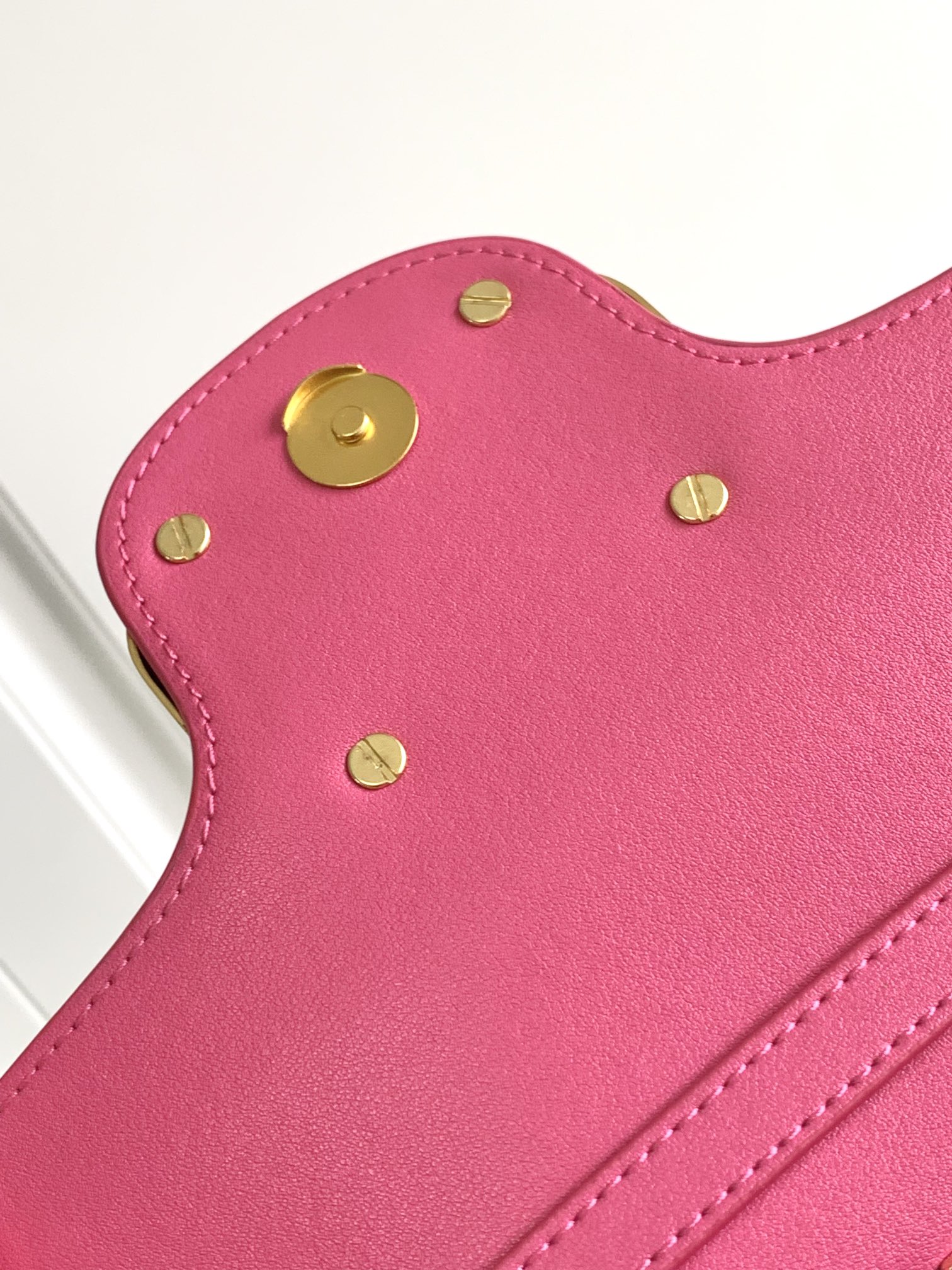 上新啦🆕🆕Valentino新款现货首发💗Valentino Garavani V标志 烫钻手袋，金属V