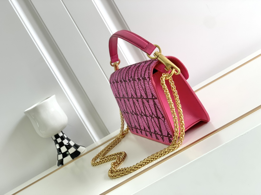 上新啦🆕🆕Valentino新款现货首发💗Valentino Garavani V标志 烫钻手袋，金属V