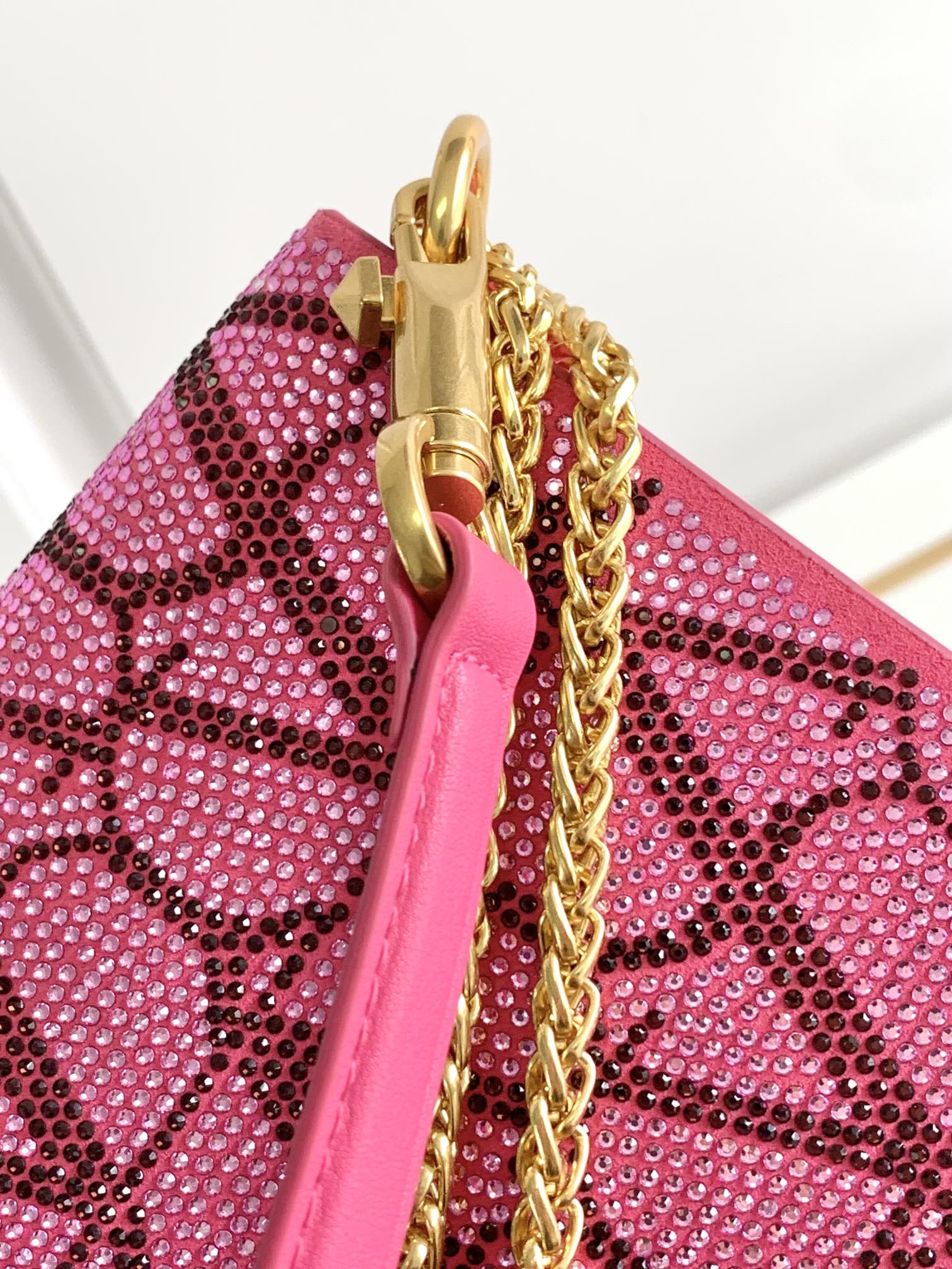 上新啦🆕🆕Valentino新款现货首发💗Valentino Garavani V标志 烫钻手袋，金属V