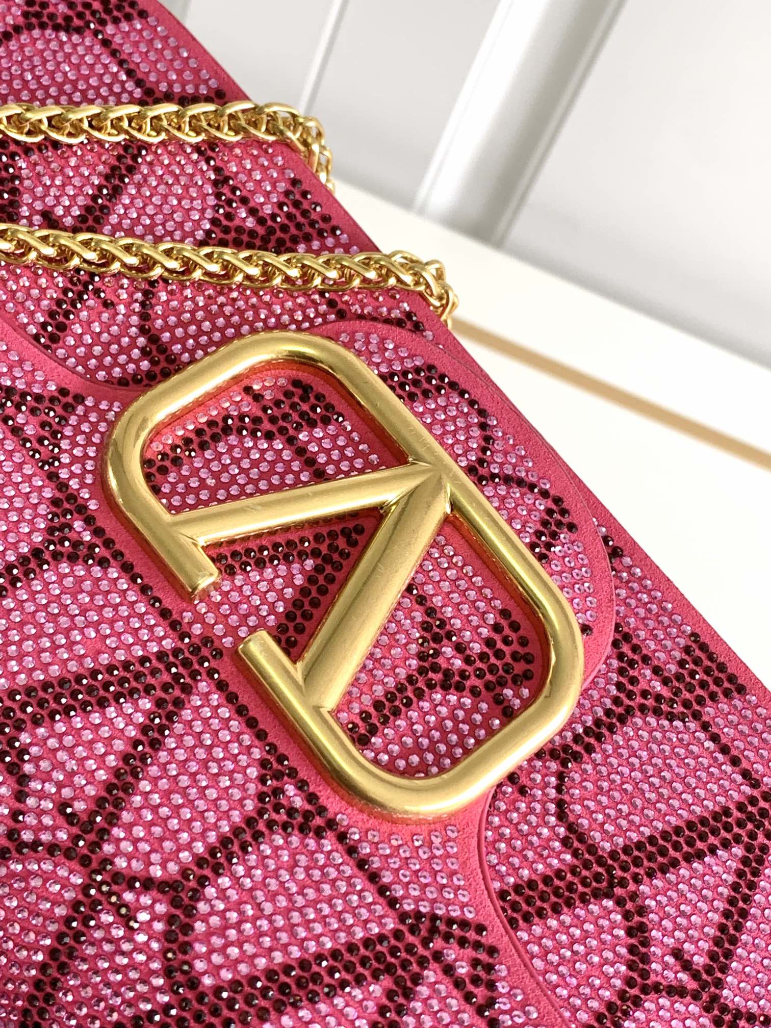 上新啦🆕🆕Valentino新款现货首发💗Valentino Garavani V标志 烫钻手袋，金属V