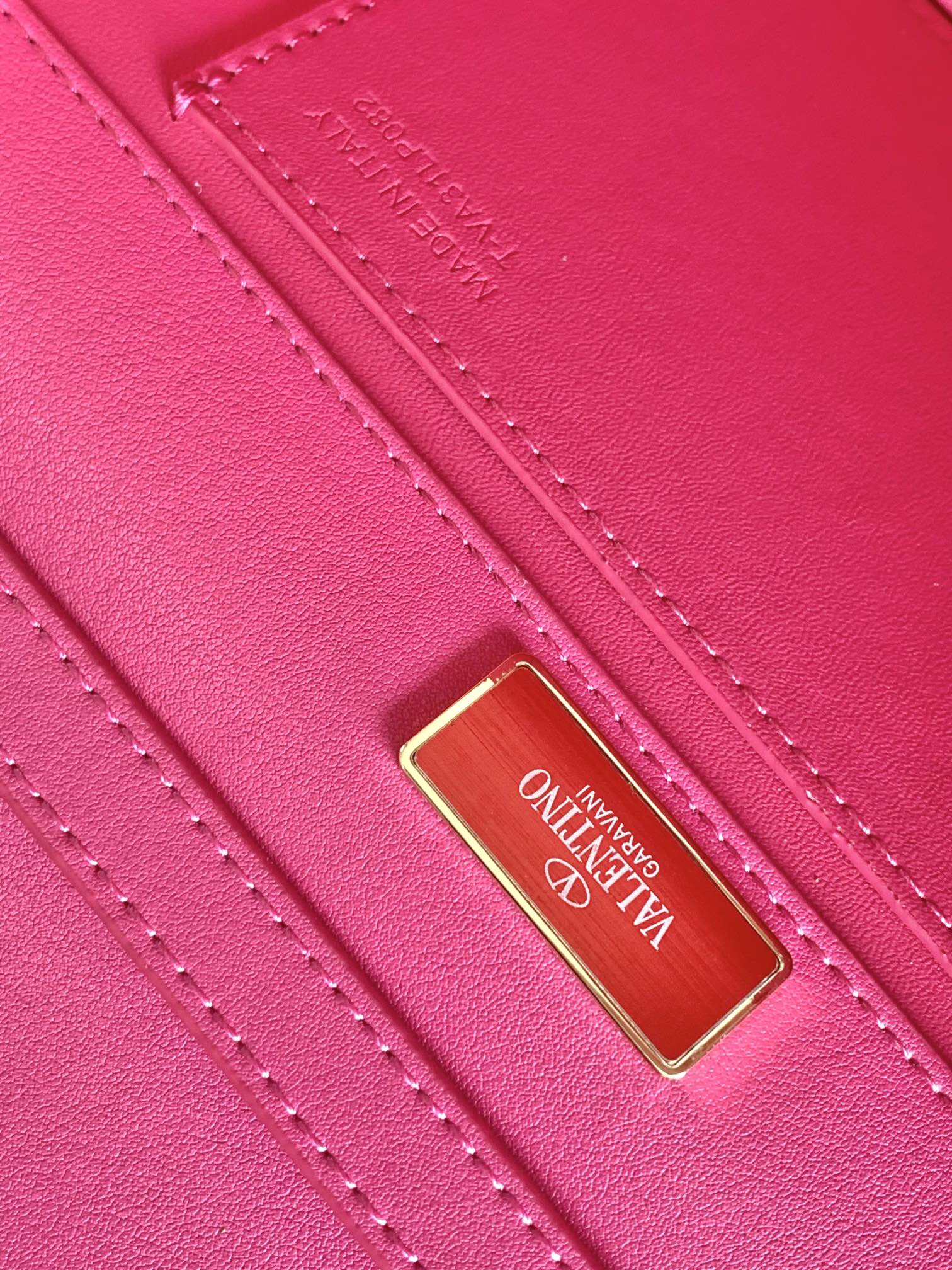 上新啦🆕🆕Valentino新款现货首发💗Valentino Garavani V标志 烫钻手袋，金属V