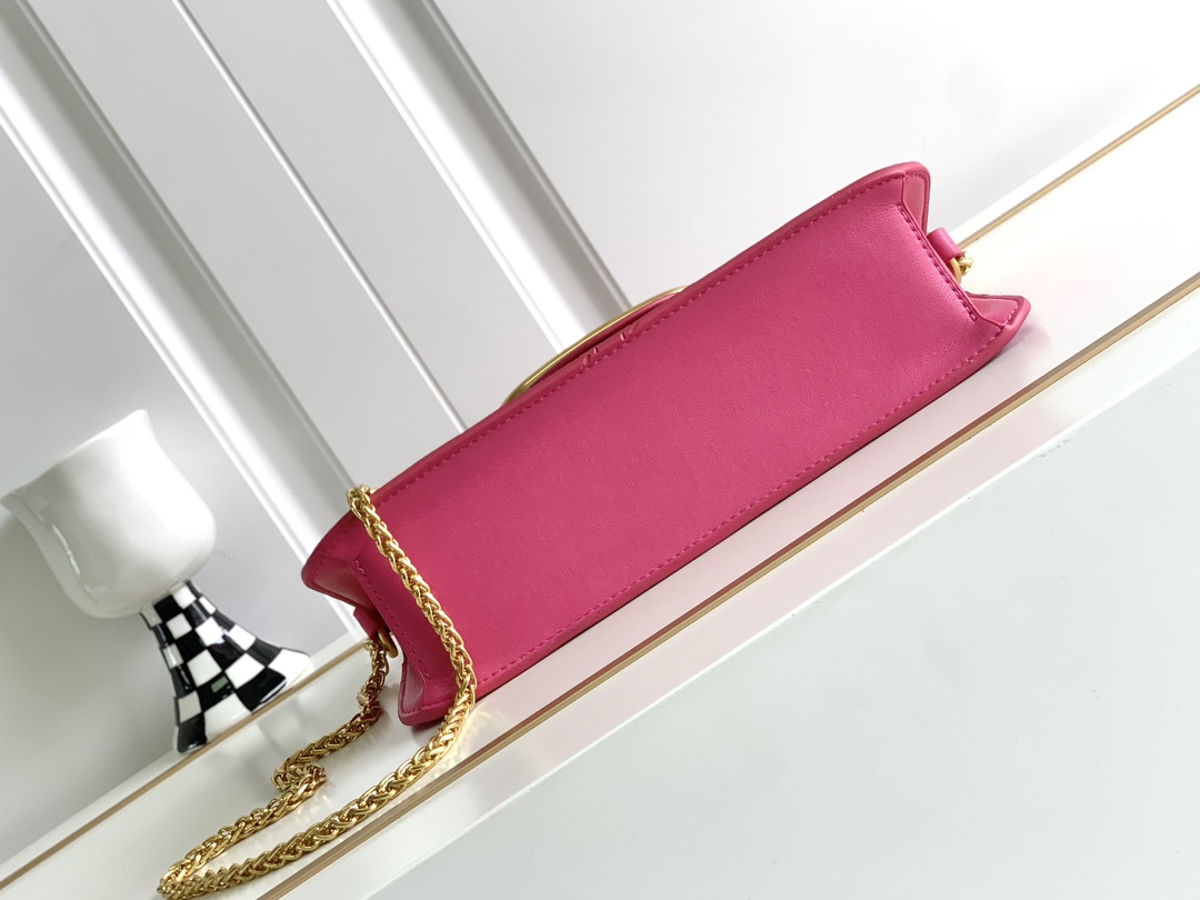 上新啦🆕🆕Valentino新款现货首发💗Valentino Garavani V标志 烫钻手袋，金属V