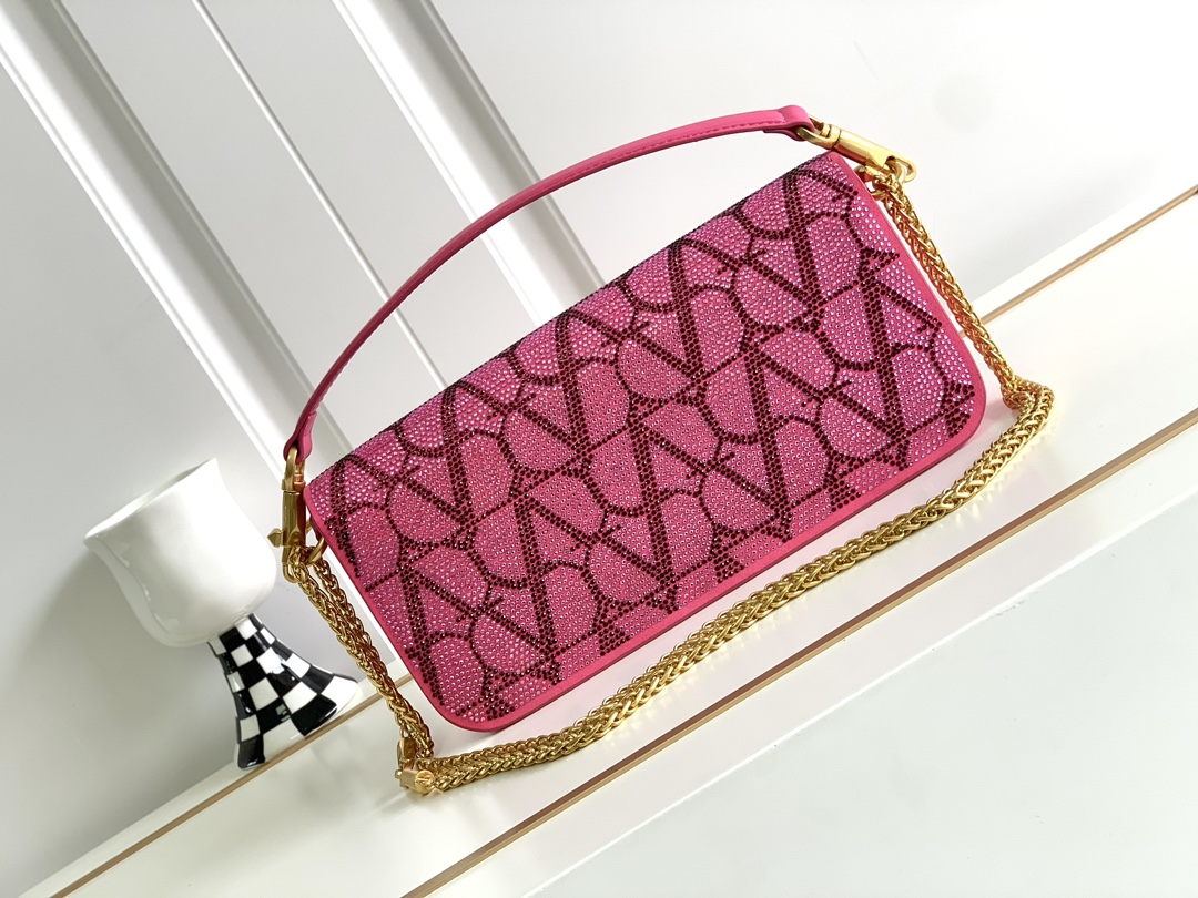 上新啦🆕🆕Valentino新款现货首发💗Valentino Garavani V标志 烫钻手袋，金属V