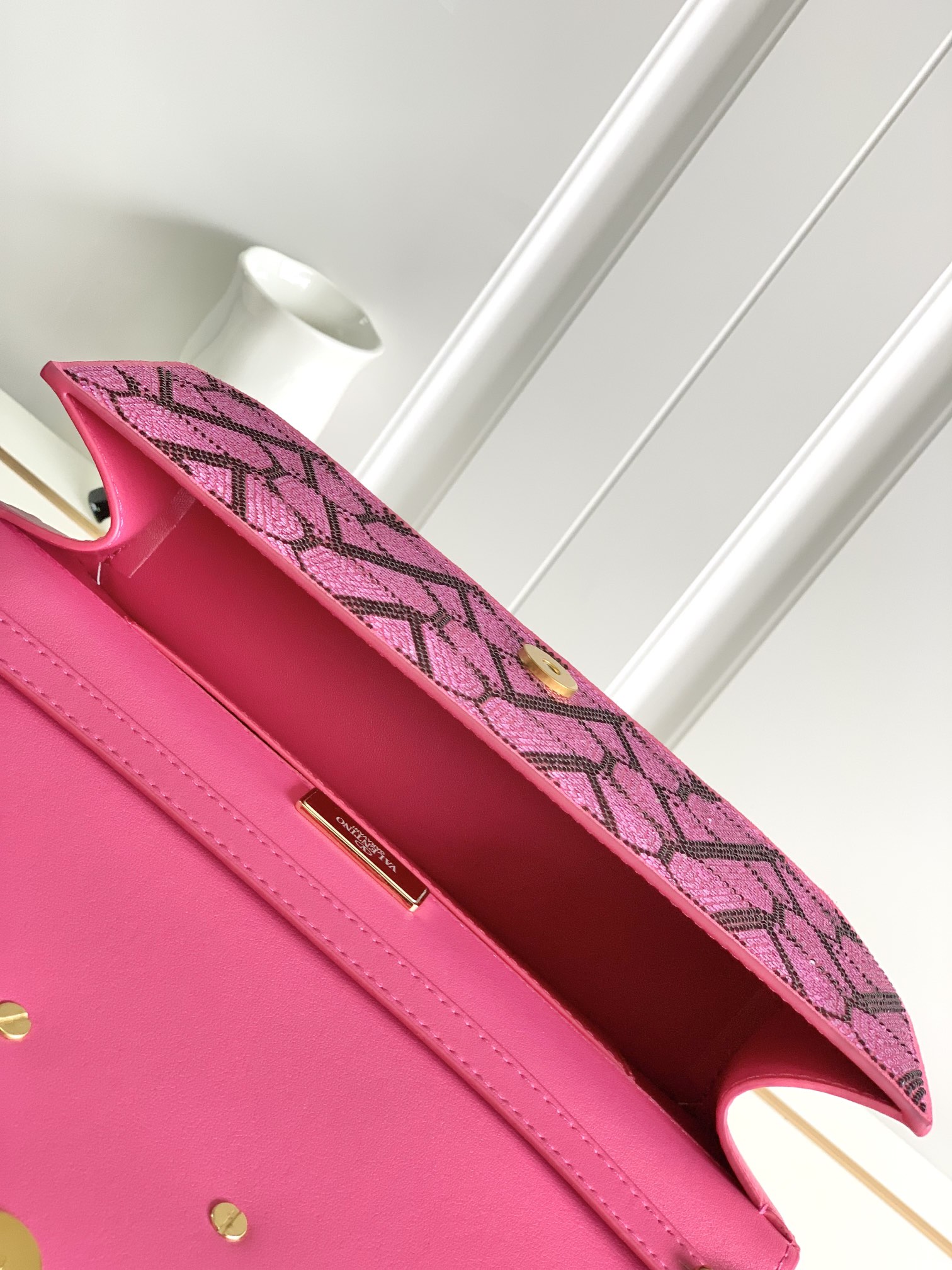 上新啦🆕🆕Valentino新款现货首发💗Valentino Garavani V标志 烫钻手袋，金属V