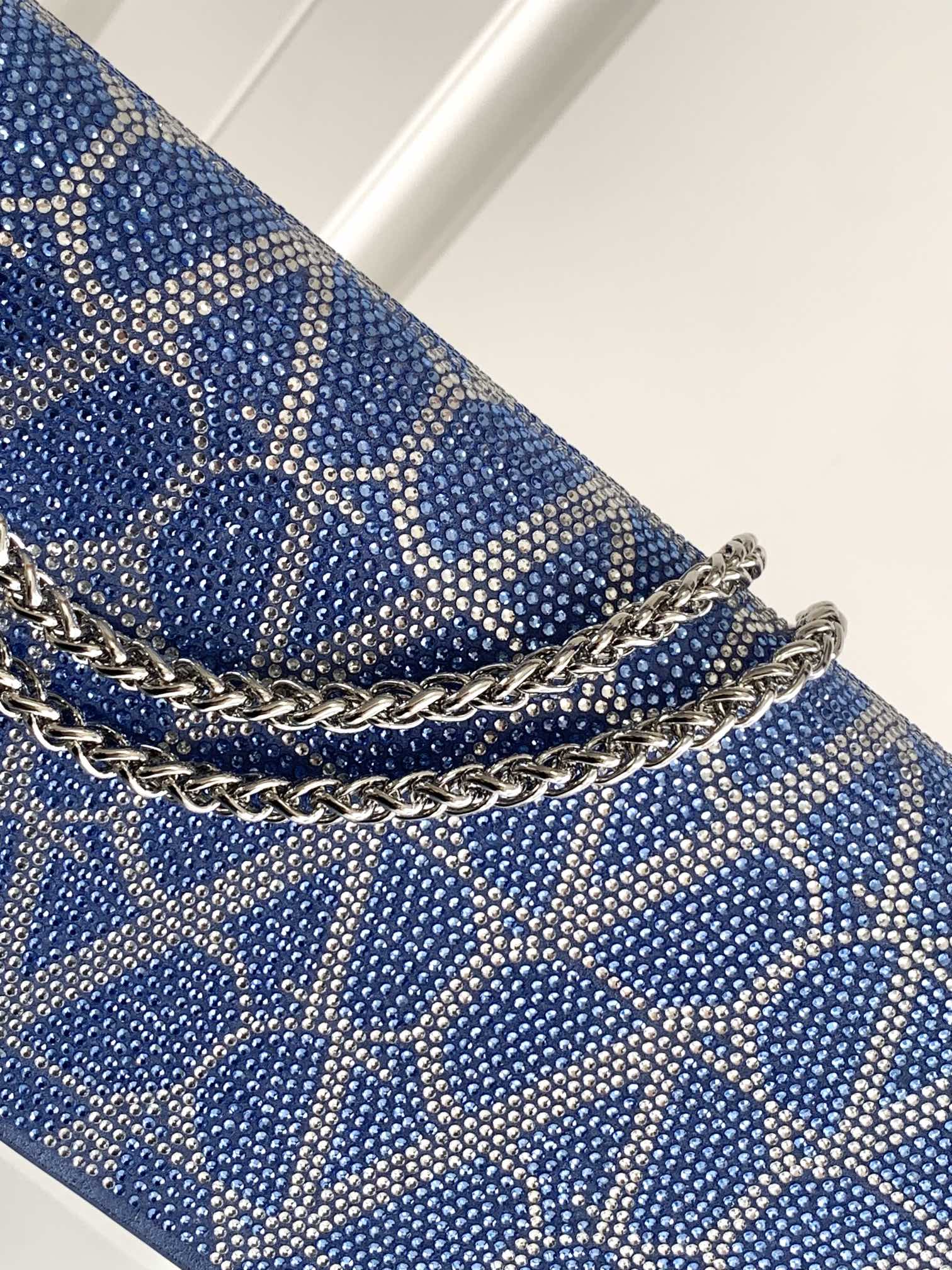 上新啦🆕🆕Valentino新款现货首发💗Valentino Garavani V标志 烫钻手袋，金属V