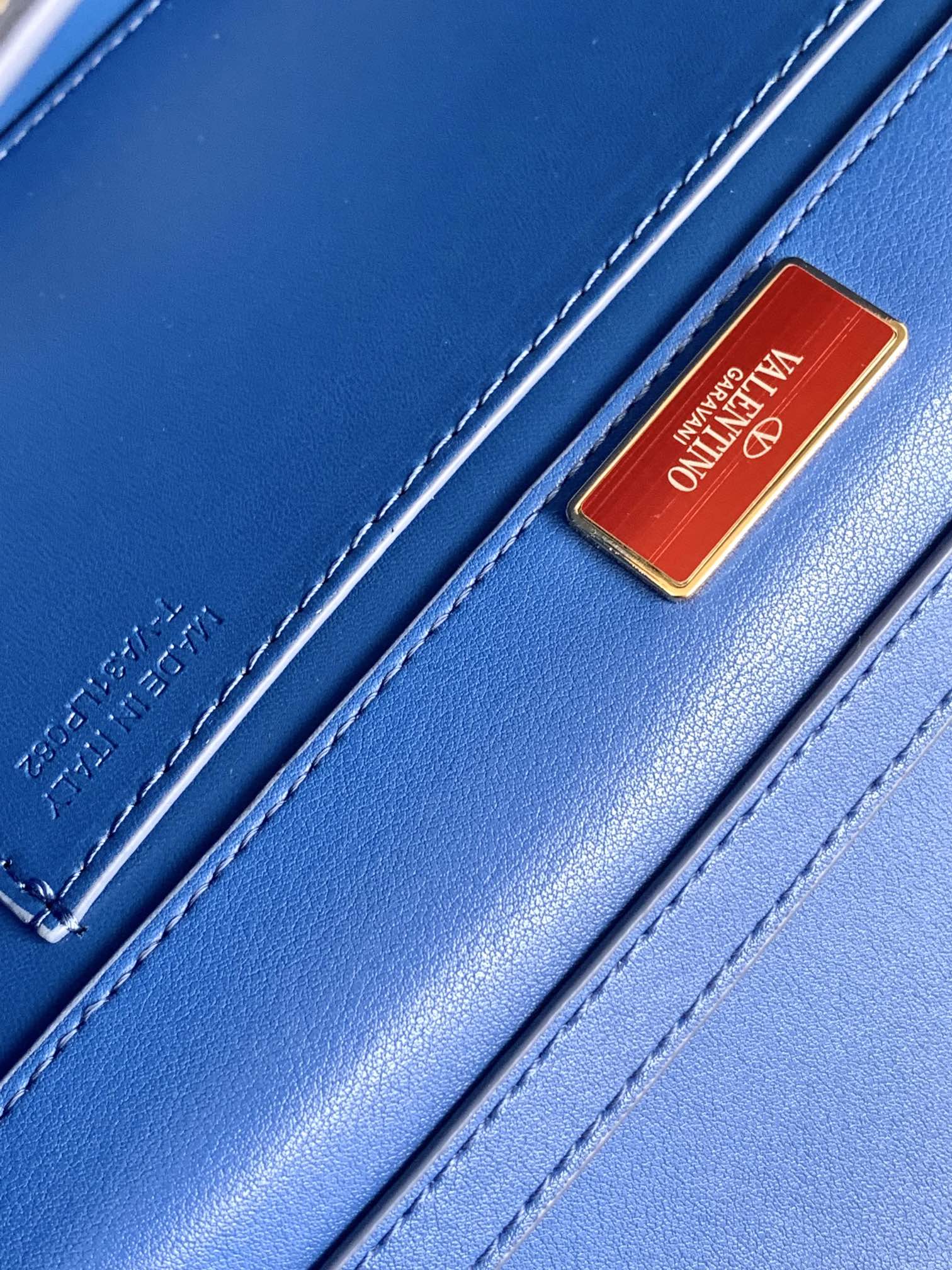 上新啦🆕🆕Valentino新款现货首发💗Valentino Garavani V标志 烫钻手袋，金属V