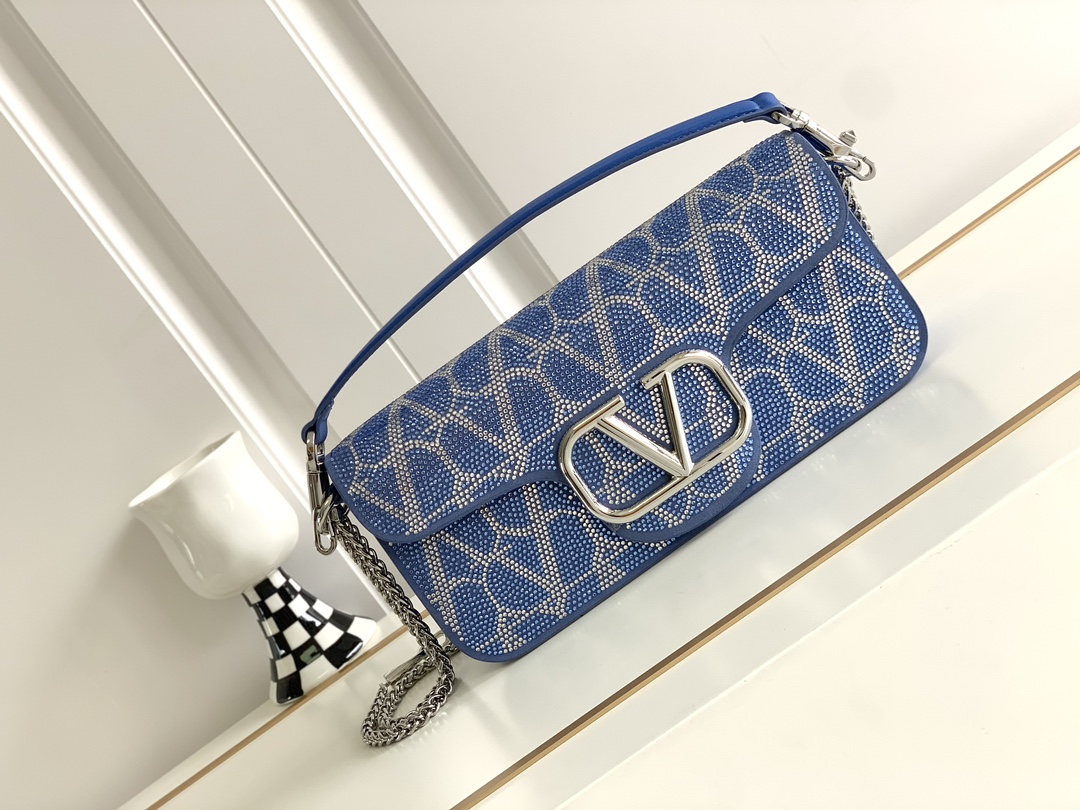 上新啦🆕🆕Valentino新款现货首发💗Valentino Garavani V标志 烫钻手袋，金属V