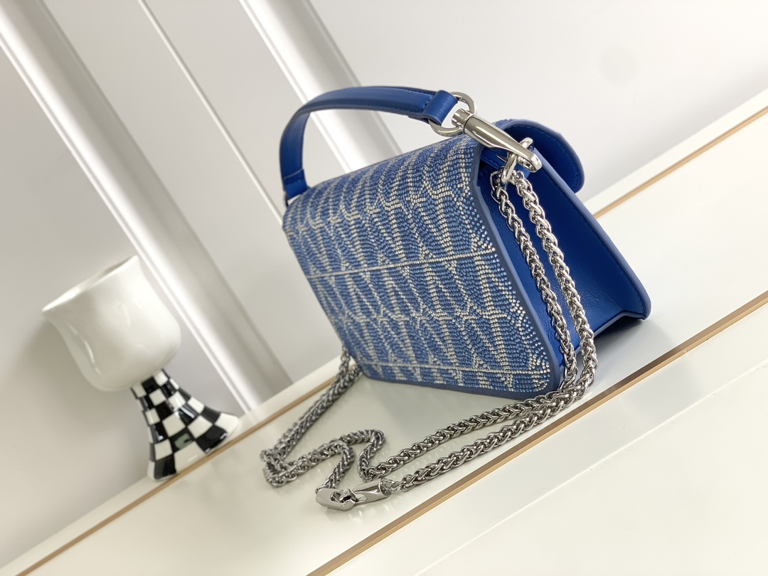 上新啦🆕🆕Valentino新款现货首发💗Valentino Garavani V标志 烫钻手袋，金属V