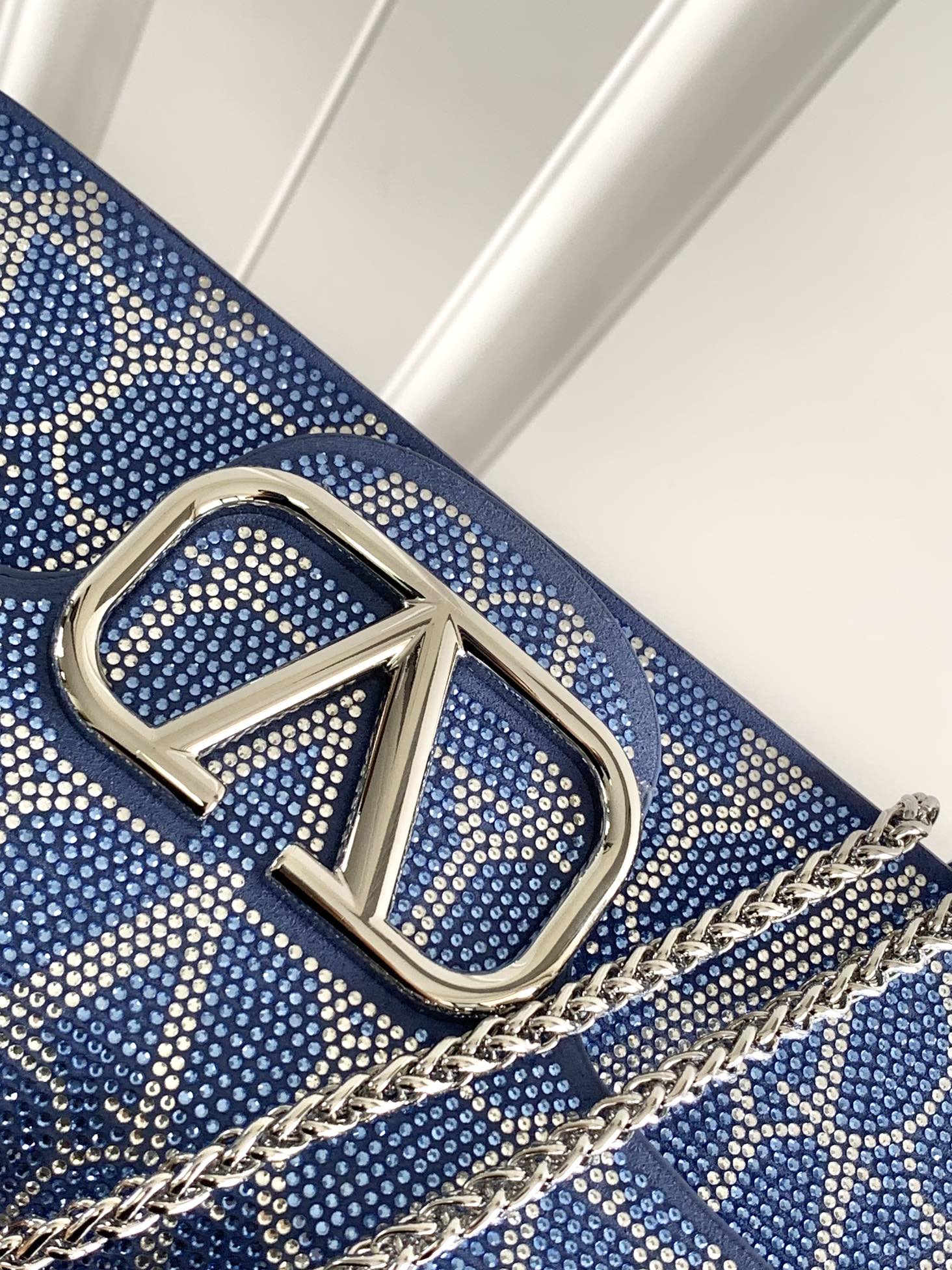 上新啦🆕🆕Valentino新款现货首发💗Valentino Garavani V标志 烫钻手袋，金属V