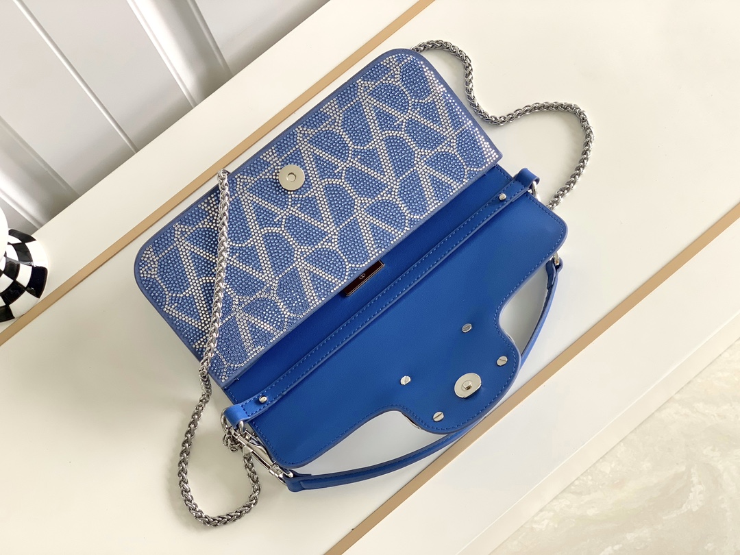 上新啦🆕🆕Valentino新款现货首发💗Valentino Garavani V标志 烫钻手袋，金属V