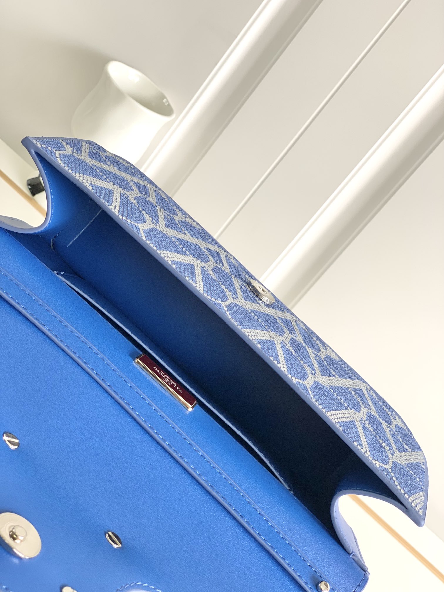 上新啦🆕🆕Valentino新款现货首发💗Valentino Garavani V标志 烫钻手袋，金属V