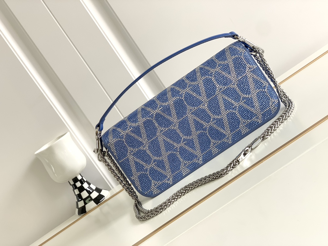 上新啦🆕🆕Valentino新款现货首发💗Valentino Garavani V标志 烫钻手袋，金属V