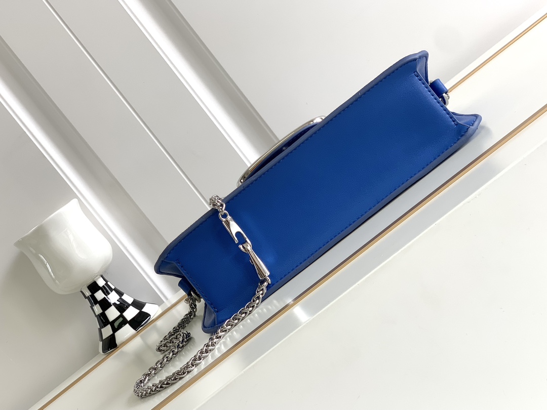 上新啦🆕🆕Valentino新款现货首发💗Valentino Garavani V标志 烫钻手袋，金属V