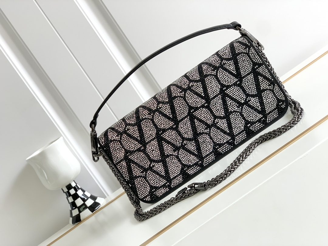 上新啦🆕🆕Valentino新款现货首发💗Valentino Garavani V标志 烫钻手袋，金属V