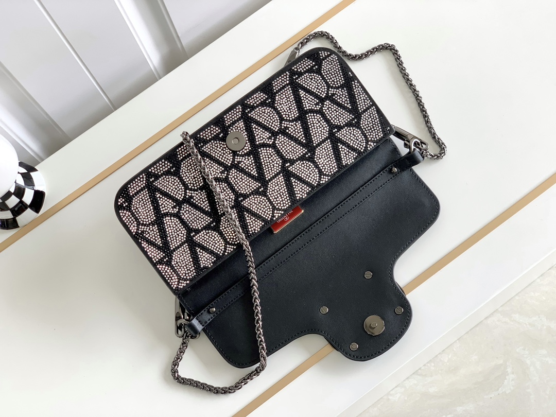 上新啦🆕🆕Valentino新款现货首发💗Valentino Garavani V标志 烫钻手袋，金属V