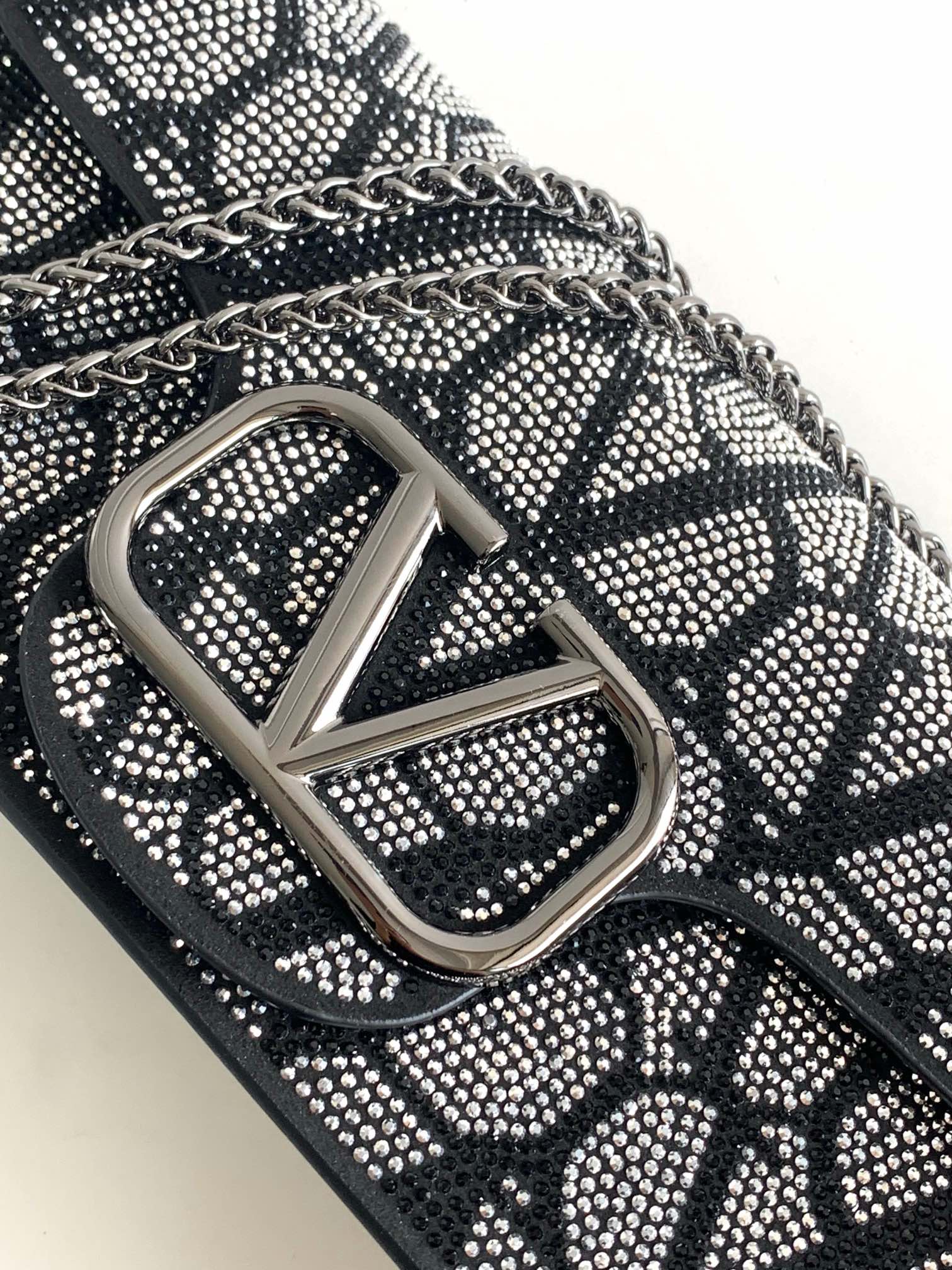 上新啦🆕🆕Valentino新款现货首发💗Valentino Garavani V标志 烫钻手袋，金属V