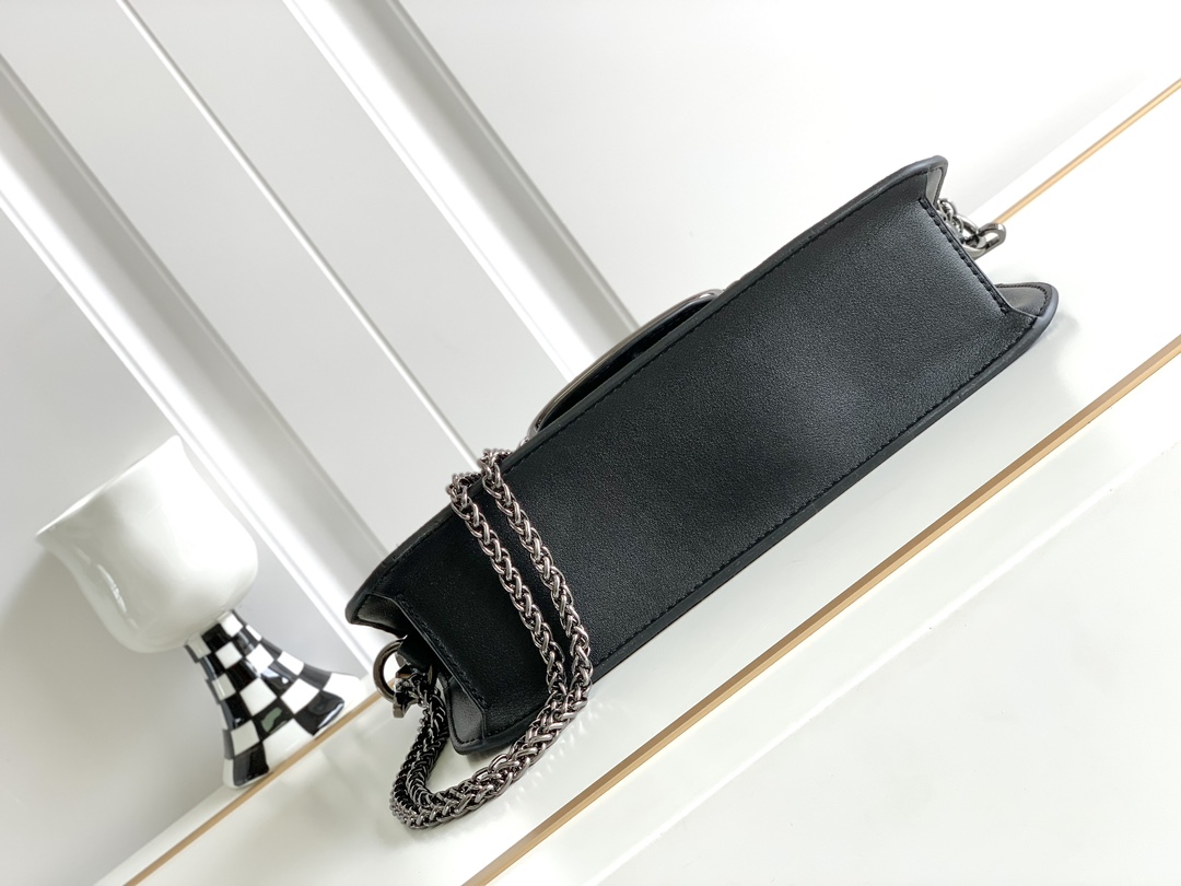 上新啦🆕🆕Valentino新款现货首发💗Valentino Garavani V标志 烫钻手袋，金属V