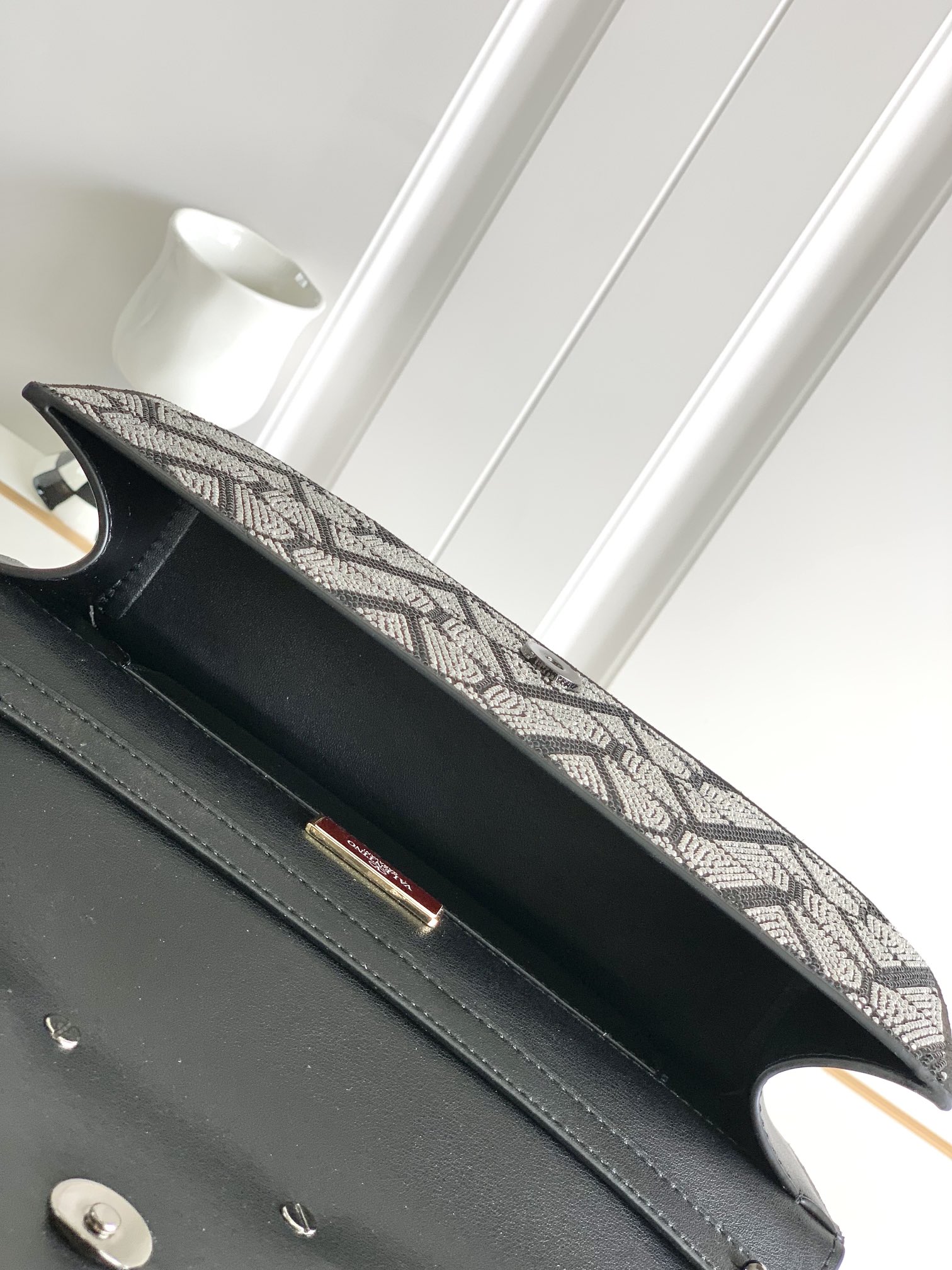 上新啦🆕🆕Valentino新款现货首发💗Valentino Garavani V标志 烫钻手袋，金属V