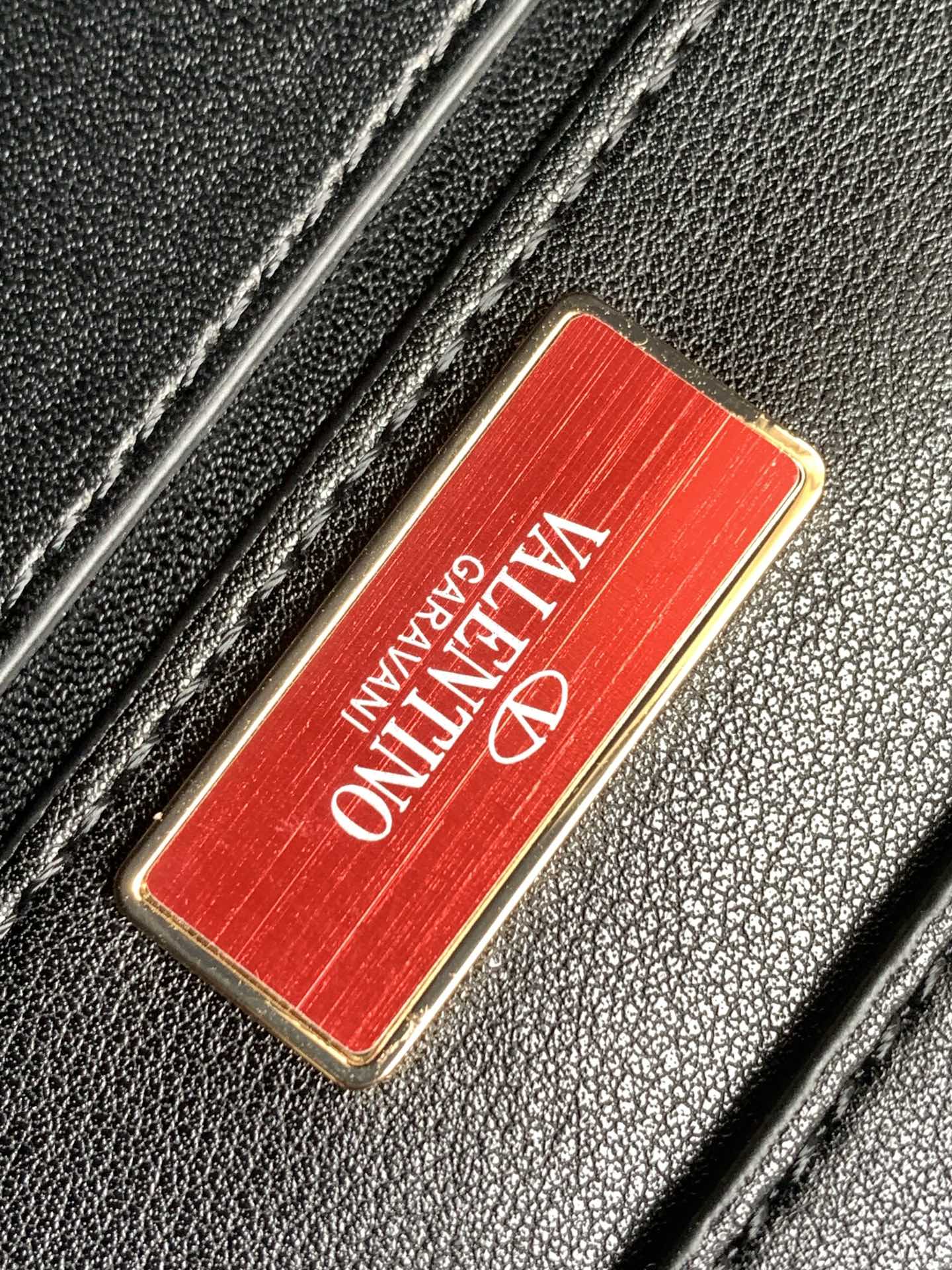 上新啦🆕🆕Valentino新款现货首发💗Valentino Garavani V标志 烫钻手袋，金属V