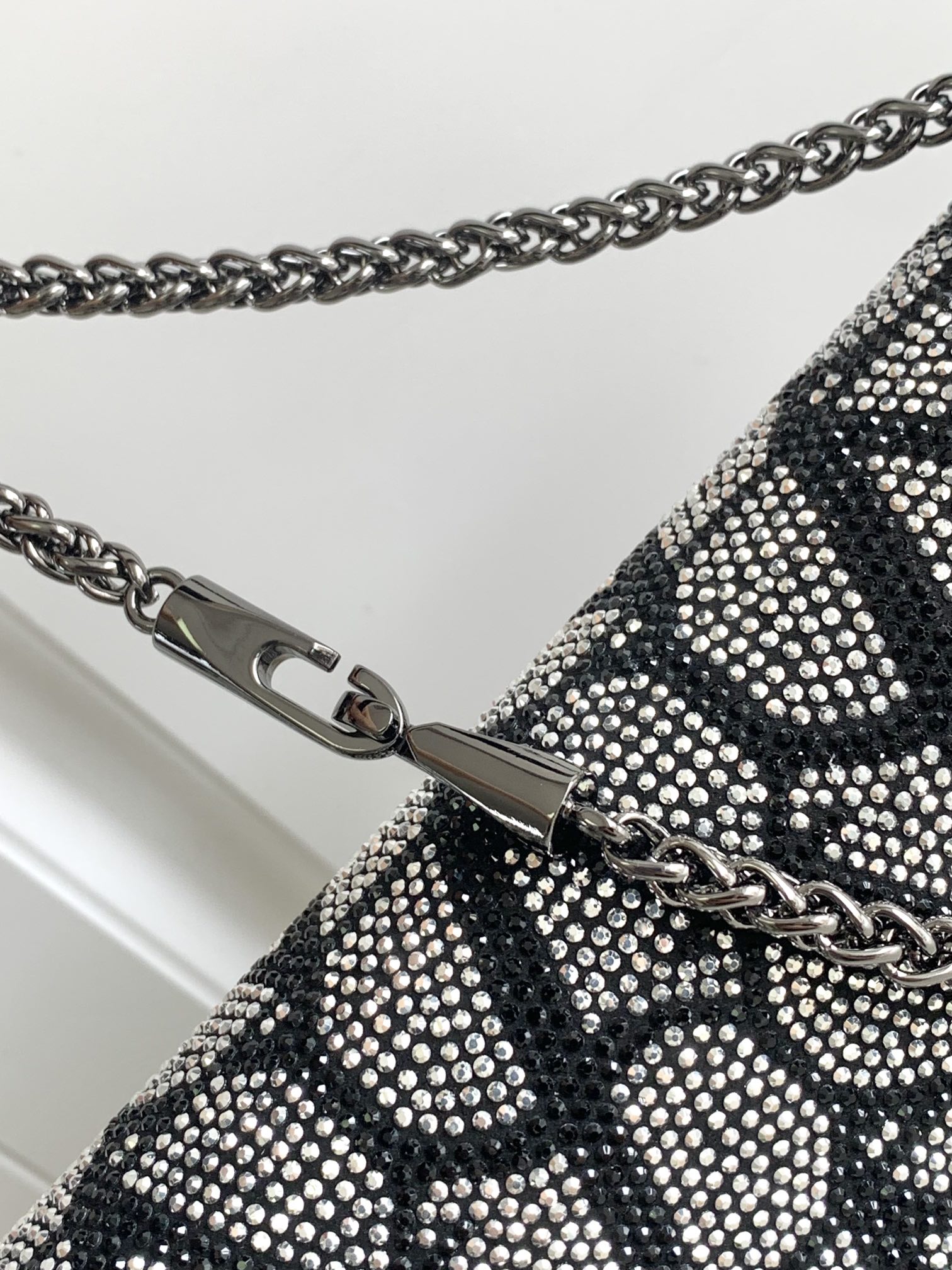 上新啦🆕🆕Valentino新款现货首发💗Valentino Garavani V标志 烫钻手袋，金属V