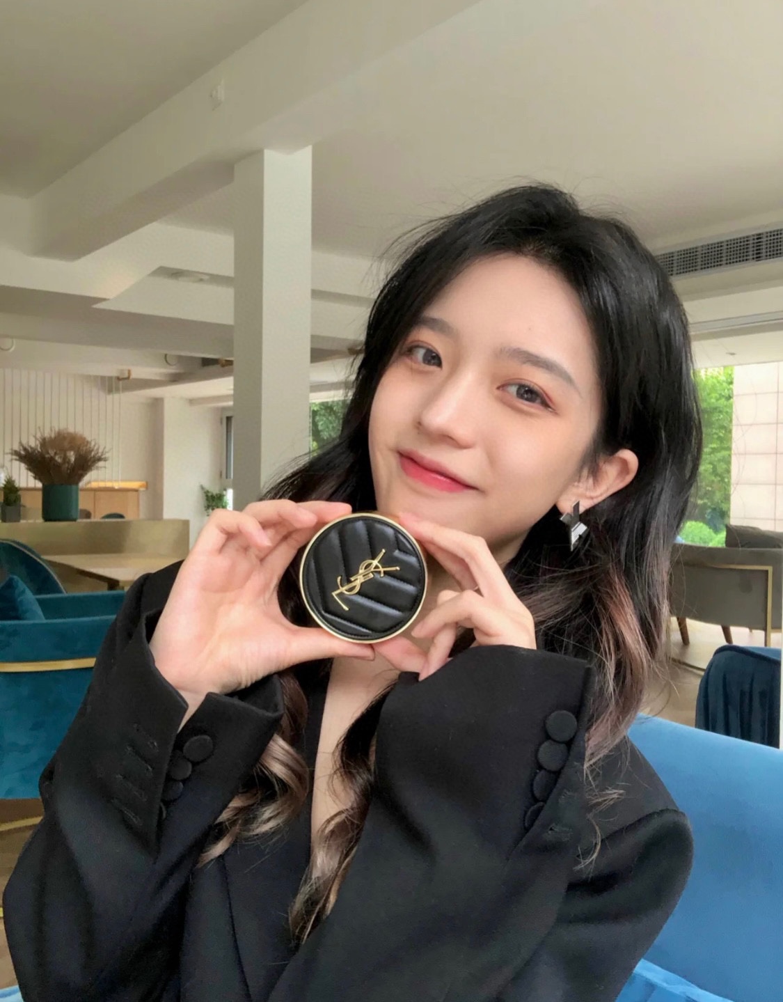 💰150 一眼心动💗谁能拒绝奶油肌
无数美妆博主推荐

干皮中性皮放心冲  
干皮也能拥有奶油肌
这么高级的黑气垫 哪个女孩能拒绝
上脸服帖水润不黏腻 轻薄透气真的🐂
简单铺一层就能把瑕疵遮的7788
太懂女孩子了555 颜值实力双双在线