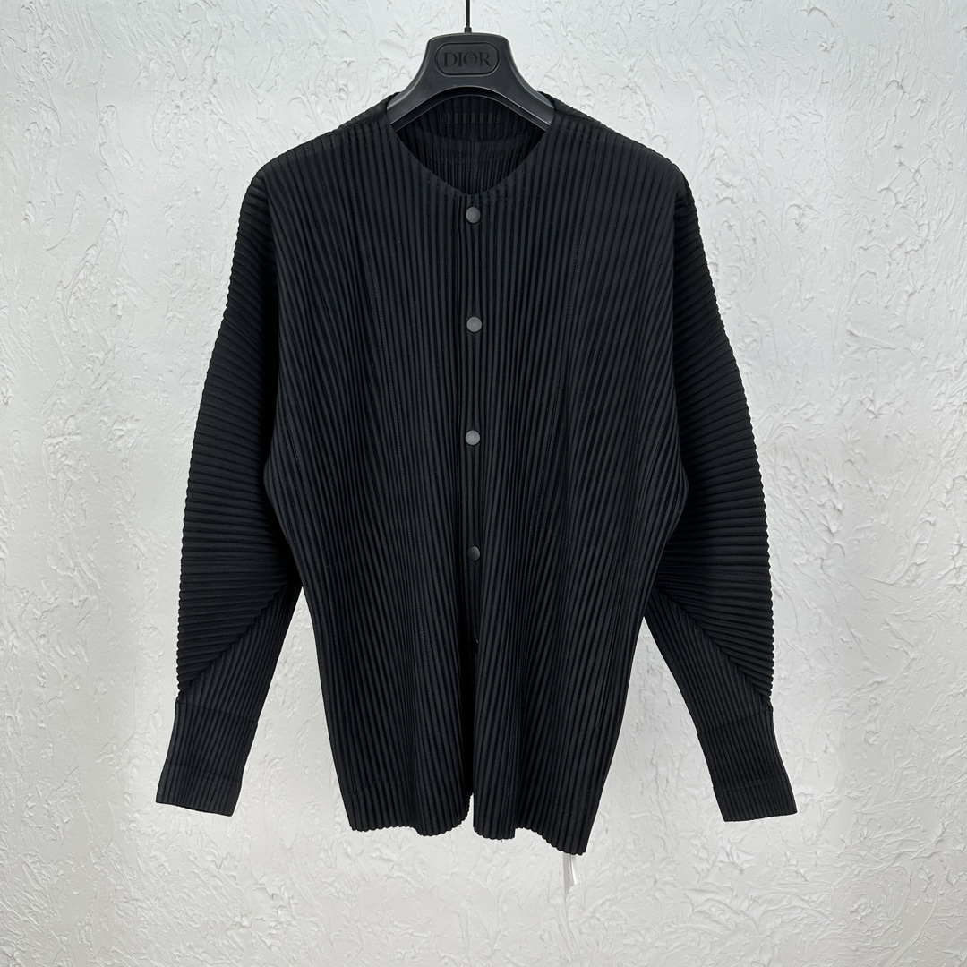 NO:822812,Issey M1yake pleated round-neck cardigan. The fabric is made of custom-made cross-point high-density high-elastic knitted 120D three-dimensional yarn. The pleats are made by imported Yiyi brand pleating machines. They are manually adjusted and leveled to perfectly restore the cylindrical pleats. Nissan resin four-button buckles are exactly the same as ZP. The reverse splicing design of the cuffs restores the details. The cuffs and hem are hidden with light wrapping. Sizes 1-4, men's clothing, isseymiyake,19860909Issey M1yake 三宅一生褶皱圆领开衫 面料定制横点高密度高弹针织120D三维纱线,褶皱采用进口諻驿牌压褶机制造,人工调整摆平,完美还原圆柱形褶皱,日产树脂四合扣,与ZP完全一致,袖口反向拼接设计,还原细节 袖口、下摆隐藏包光工艺 尺码1-4,男装,isseymiyake,,Women's clothing