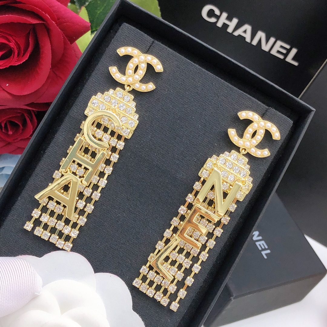 编号XED0243
香奈儿CHANEL 原单新品  小香满钻字母流苏耳钉  高端品质，专柜11开模，专柜