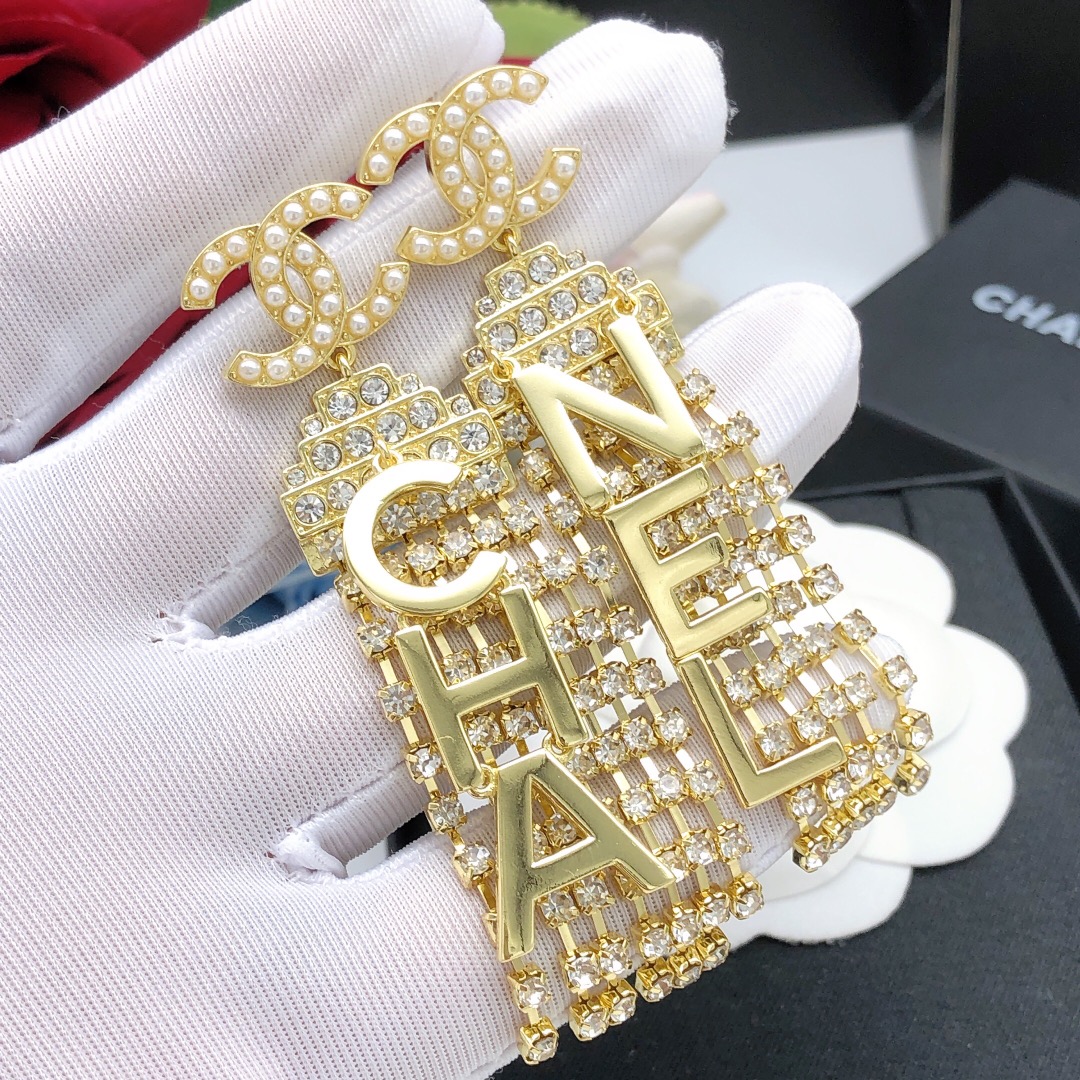 编号XED0243
香奈儿CHANEL 原单新品  小香满钻字母流苏耳钉  高端品质，专柜11开模，专柜