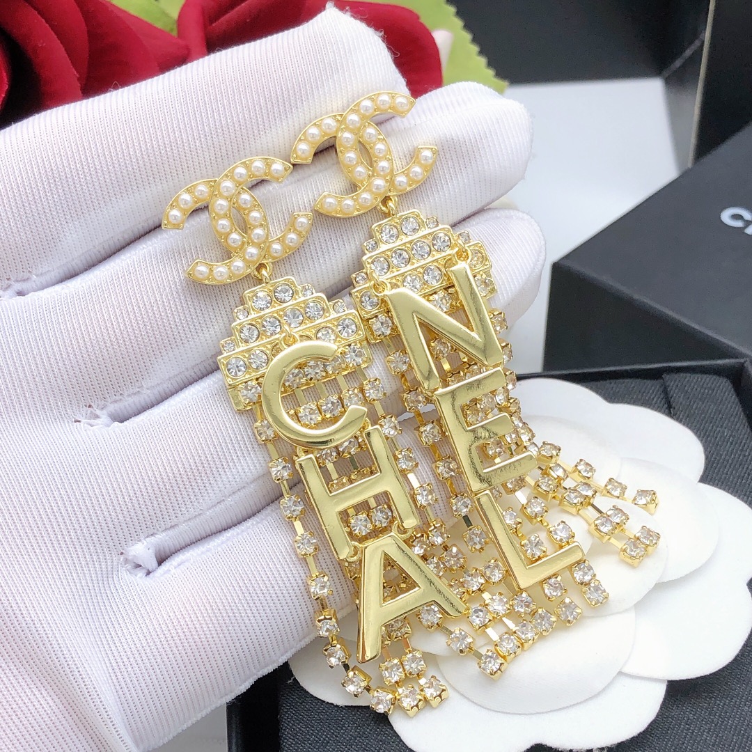 编号XED0243
香奈儿CHANEL 原单新品  小香满钻字母流苏耳钉  高端品质，专柜11开模，专柜