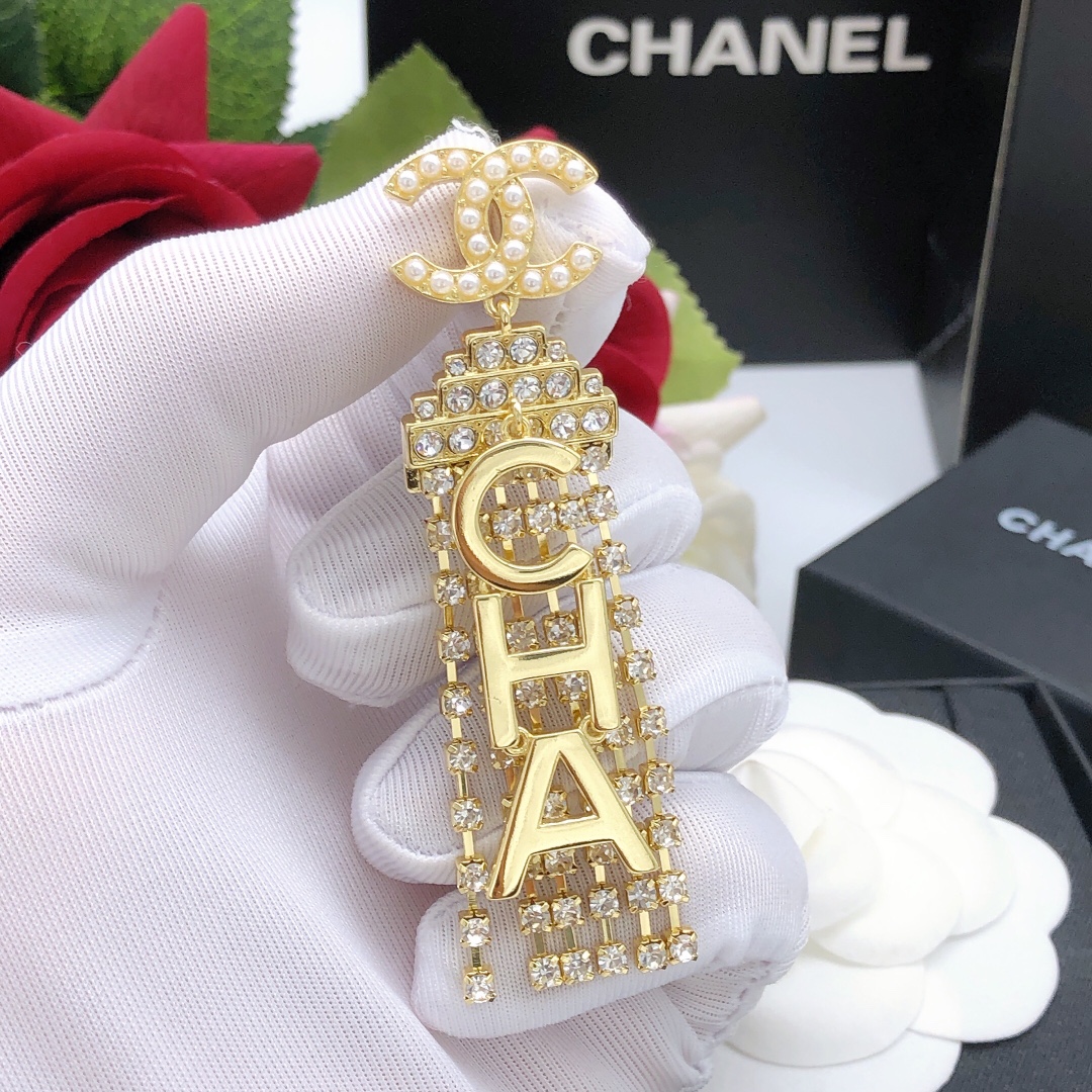 编号XED0243
香奈儿CHANEL 原单新品  小香满钻字母流苏耳钉  高端品质，专柜11开模，专柜