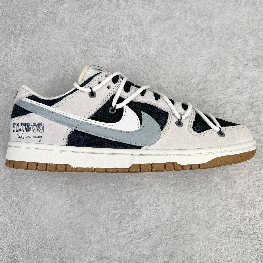 零售💰200 ＃CS纯原福利‼NK Dunk Low SE 85 双钩绑带解构风复古休闲板鞋 DO9457-135 口碑大厂出品 品控大底版型不断改良更新品质稳定 全套原纸板楦头开发 确保原汁原味 完美呈现DUNK版型 原厂玻璃冲刀 超高清洁度 全鞋零毛边皮料切割 采用绒面革材质 鞋身左右侧均配有皮革质双 Swoosh 兰色搭配上白色 85年纪念标放在鞋舌的位置 简洁干净的配色设计 绝对是日常出街上脚的不二选择 SIZE：36 36.5 37.5 38 38.5 39 40 40.5 41 42 42.5 43 44 44.5 45 46 编码：by2936000-运动鞋