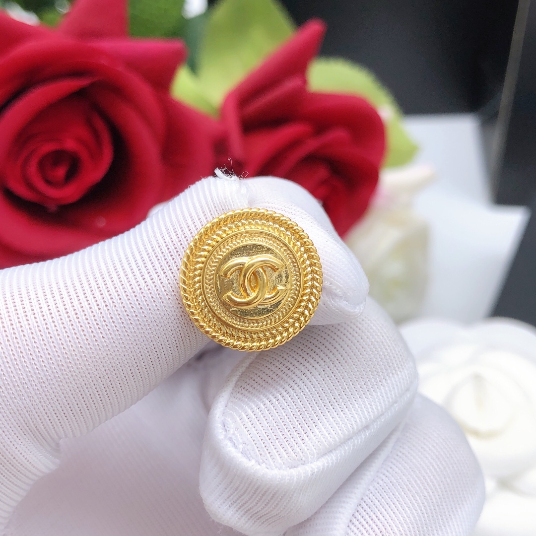 编号XED0189
 Chanel 新款🆕🆕链条圆形双C纽扣耳钉  925银针 一致黄铜材质