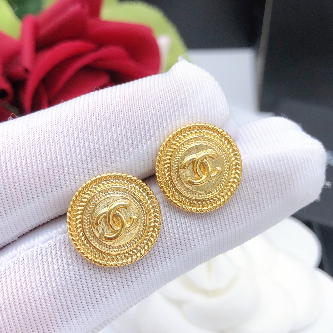 编号XED0189
 Chanel 新款🆕🆕链条圆形双C纽扣耳钉  925银针 一致黄铜材质