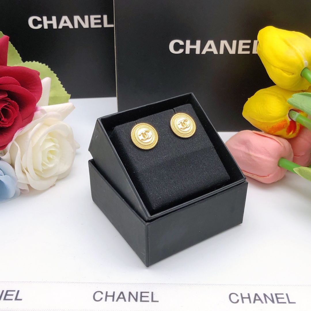 编号XED0189
 Chanel 新款🆕🆕链条圆形双C纽扣耳钉  925银针 一致黄铜材质