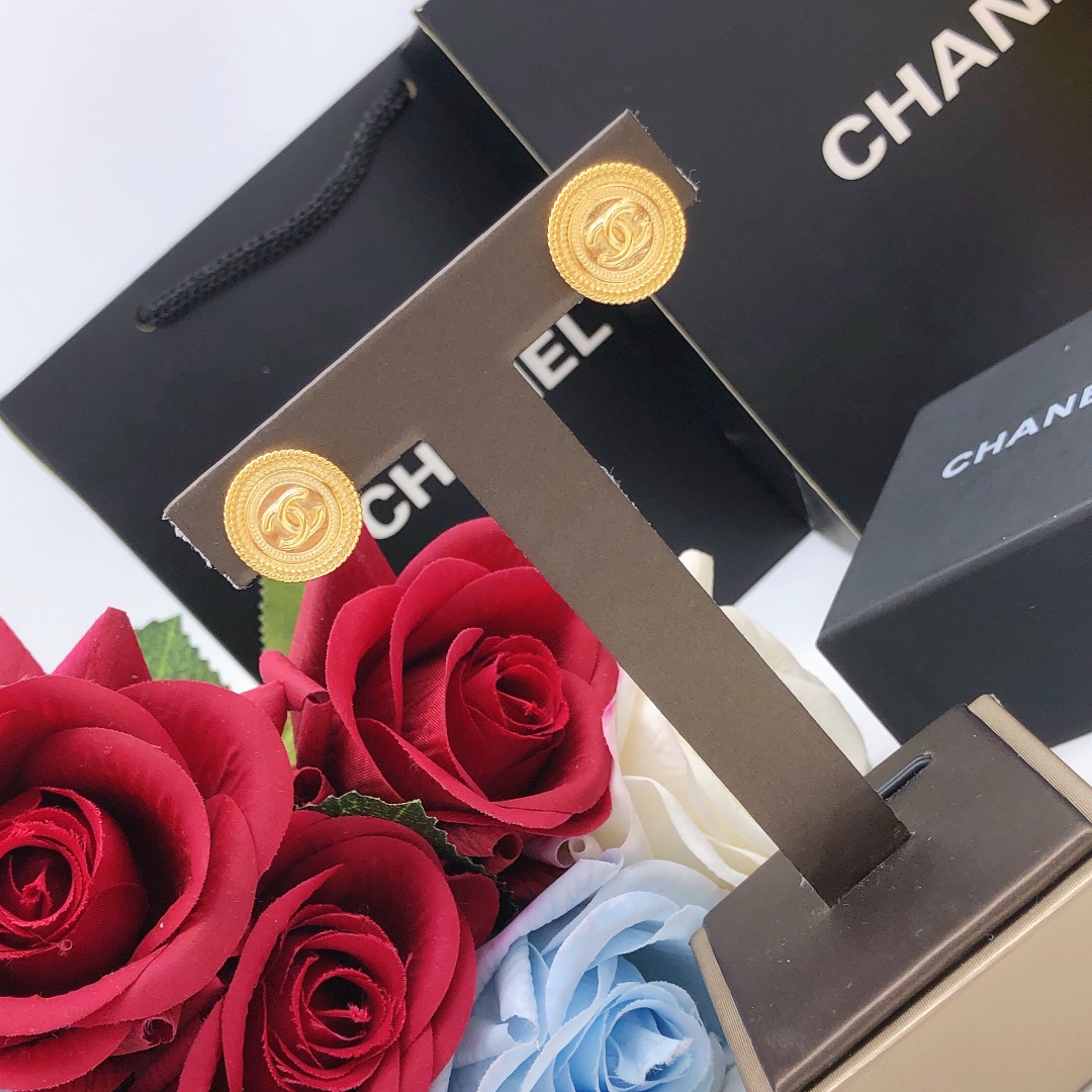 编号XED0189
 Chanel 新款🆕🆕链条圆形双C纽扣耳钉  925银针 一致黄铜材质